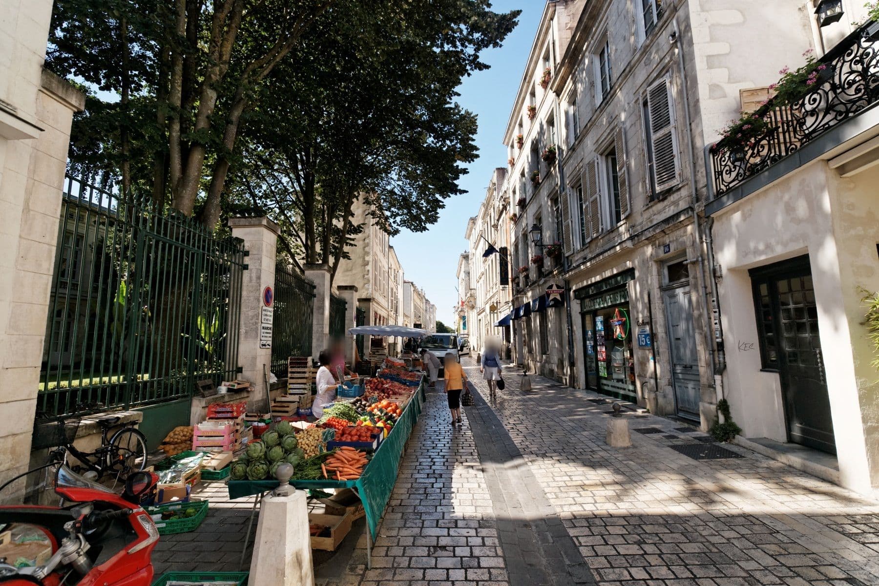 Street view near Hôtel de la Paix, La Rochelle — © txllxt (CC BY-SA · Mapillary)