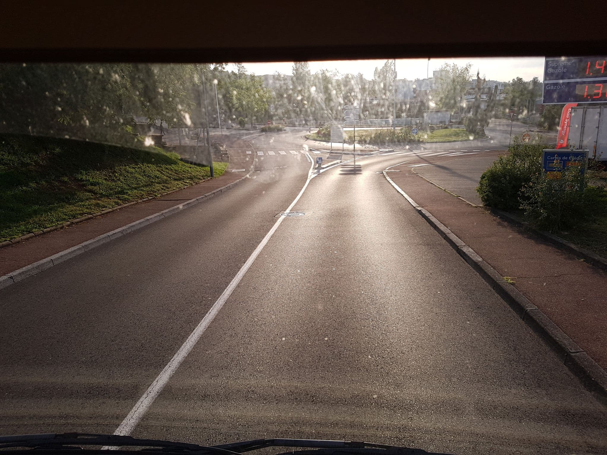 Street view near Formule 1, Dardilly — © bernardvoyageur (CC BY-SA · Mapillary)