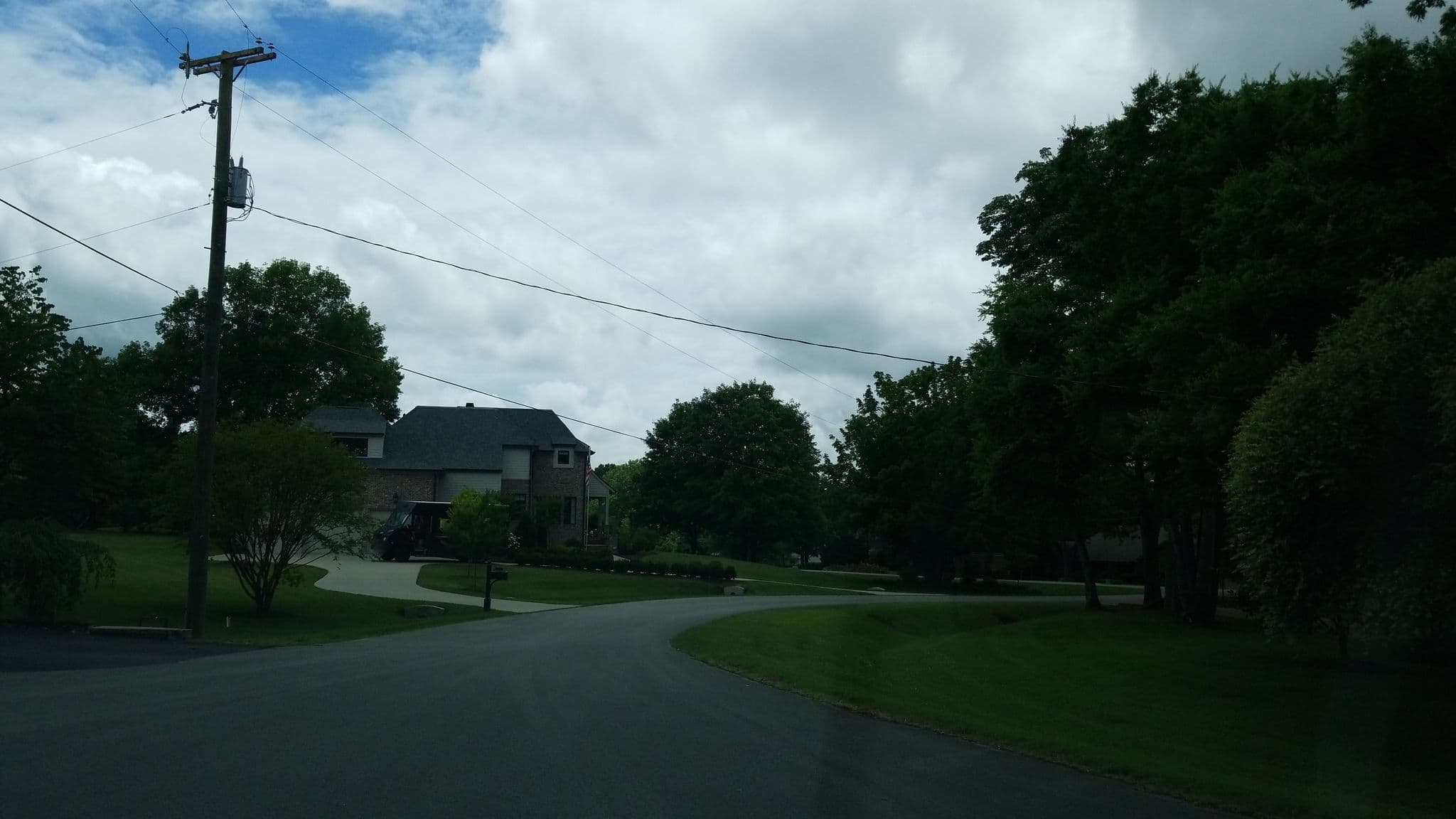 Street view near Château Scudder, Brentwood Estates — © adeldola (CC BY-SA · Mapillary)