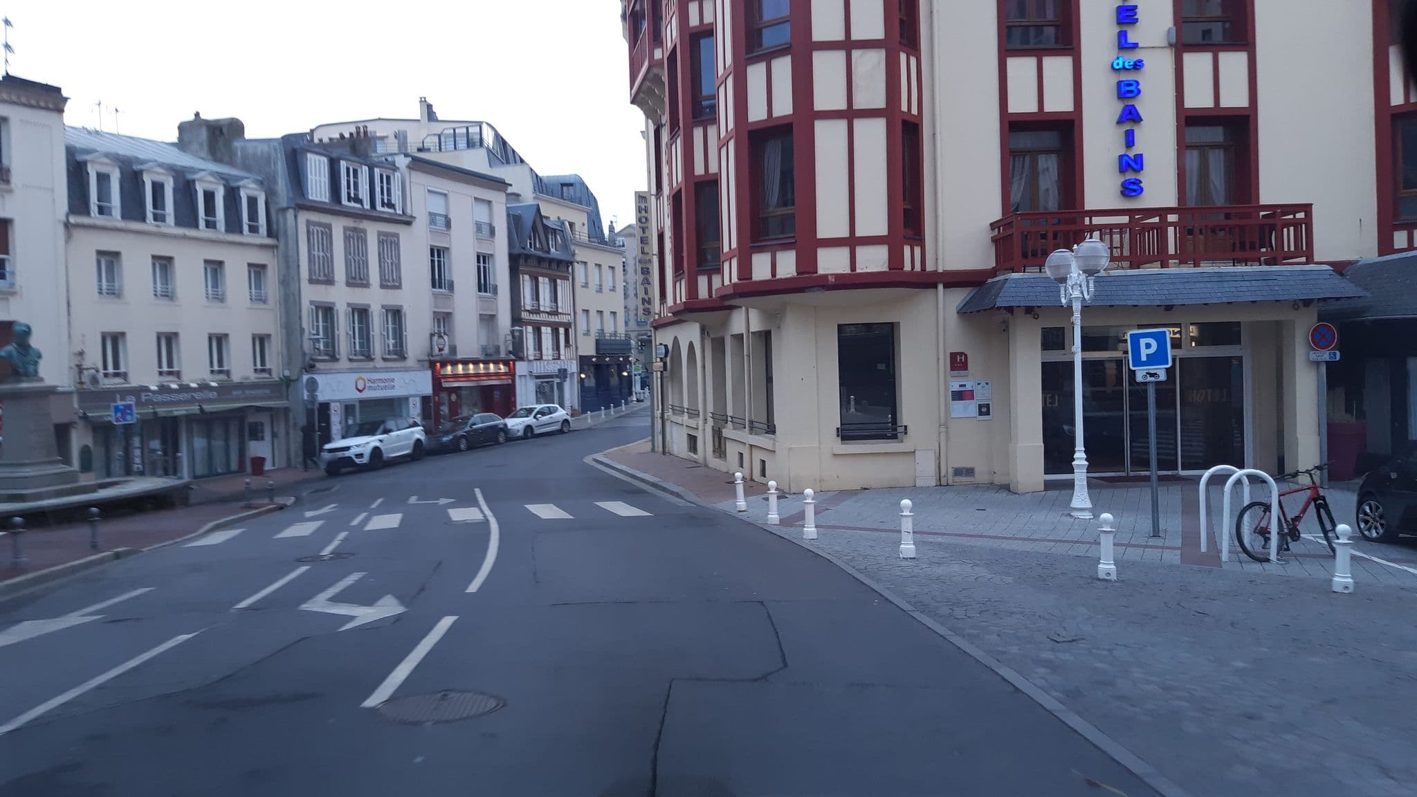 Street view near Hôtel des Bains, Granville — © geo50 (CC BY-SA · Mapillary)