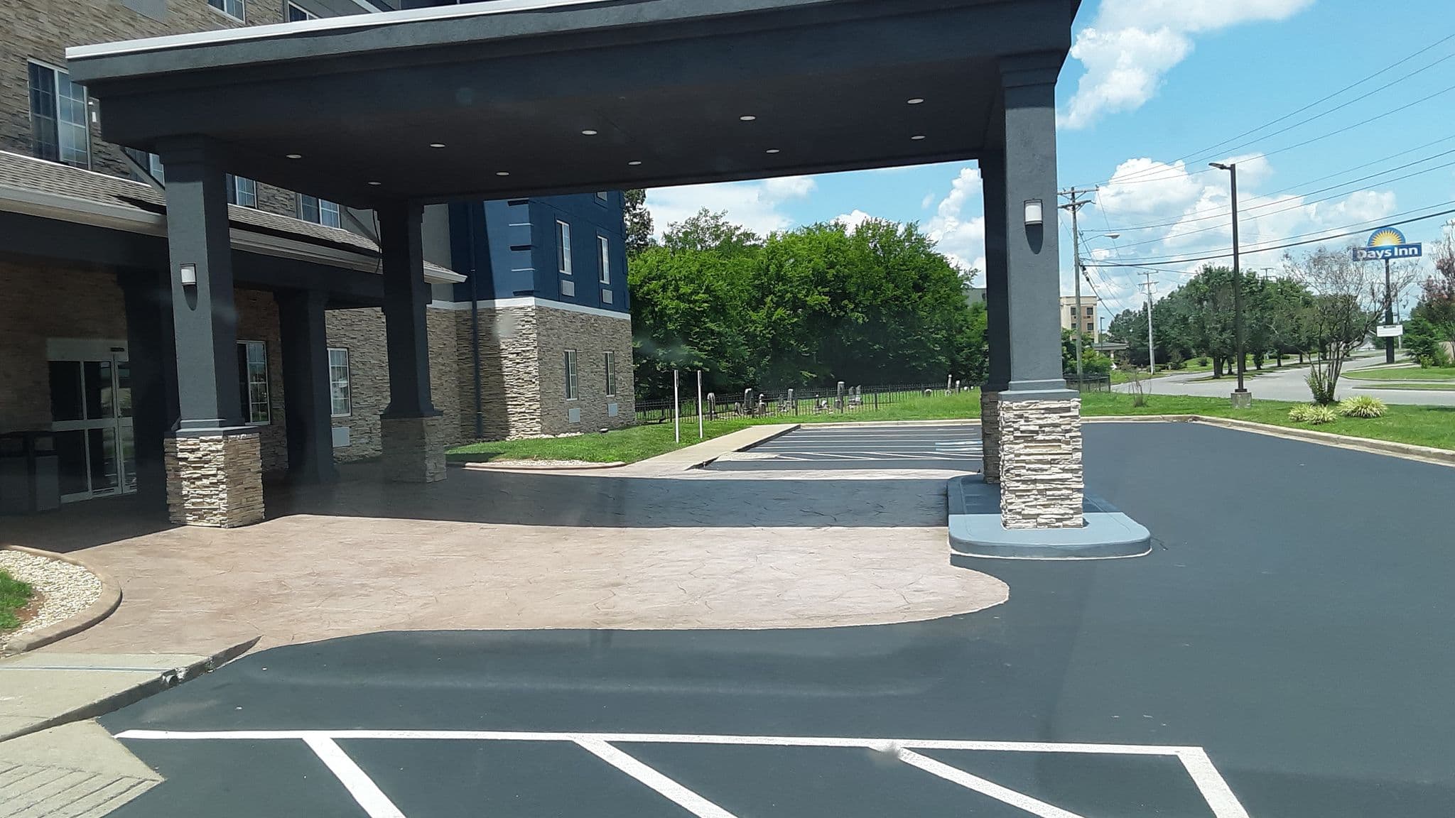 Street view near Choice Hotels, Clarksville — © jbthemilker (CC BY-SA · Mapillary)