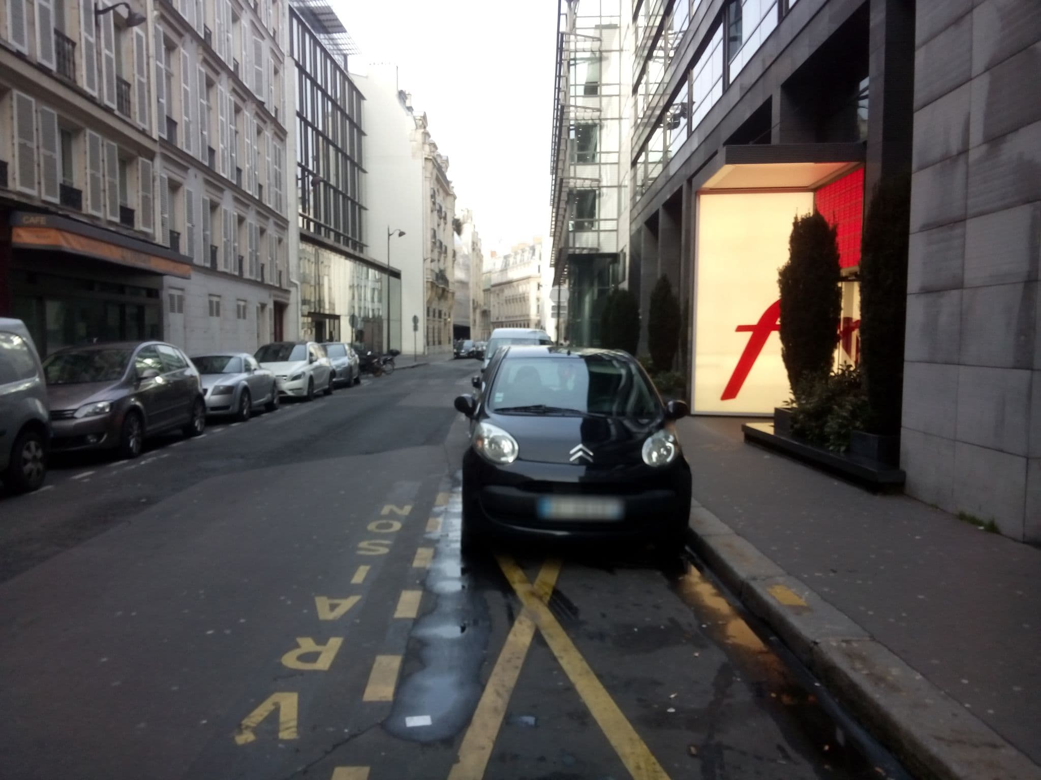 Street view near La Sanguine, Paris 08 Élysée