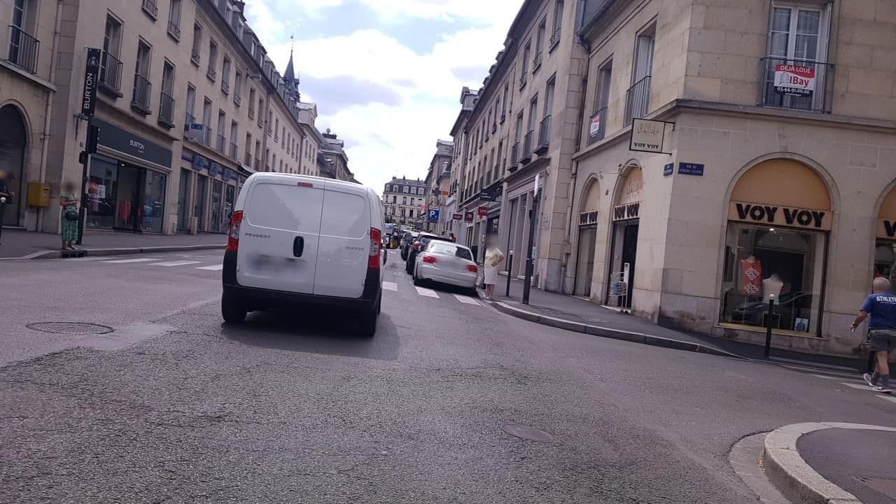 Street view near Le Vega, Compiègne — © changchun1 (CC BY-SA · Mapillary)