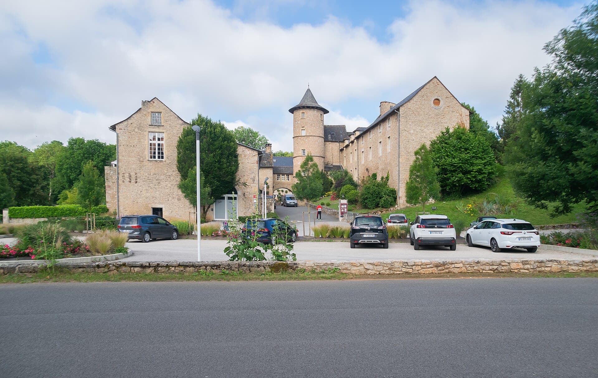 Château de Fontanges (via Wikimedia Commons, CC BY-SA 4.0)