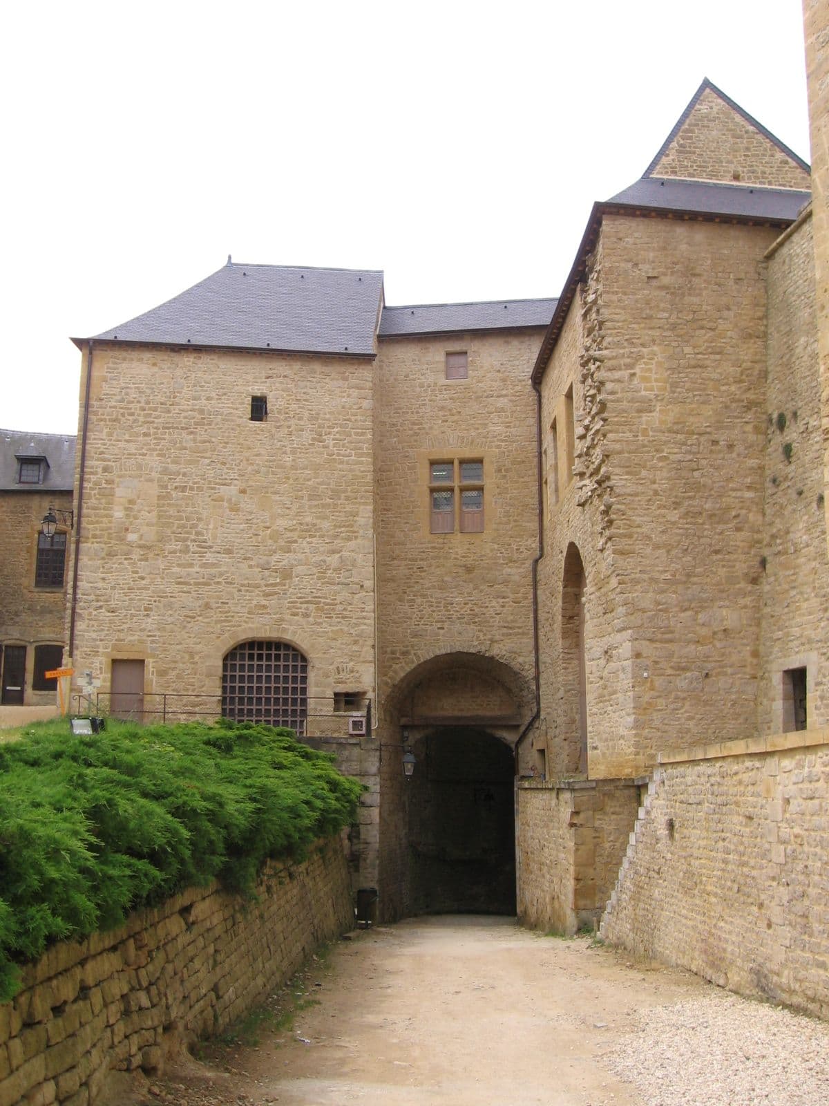 Street view near Hôtel Le Château Fort de Sedan, Sedan — © micmin1972 (CC BY-SA · Mapillary)