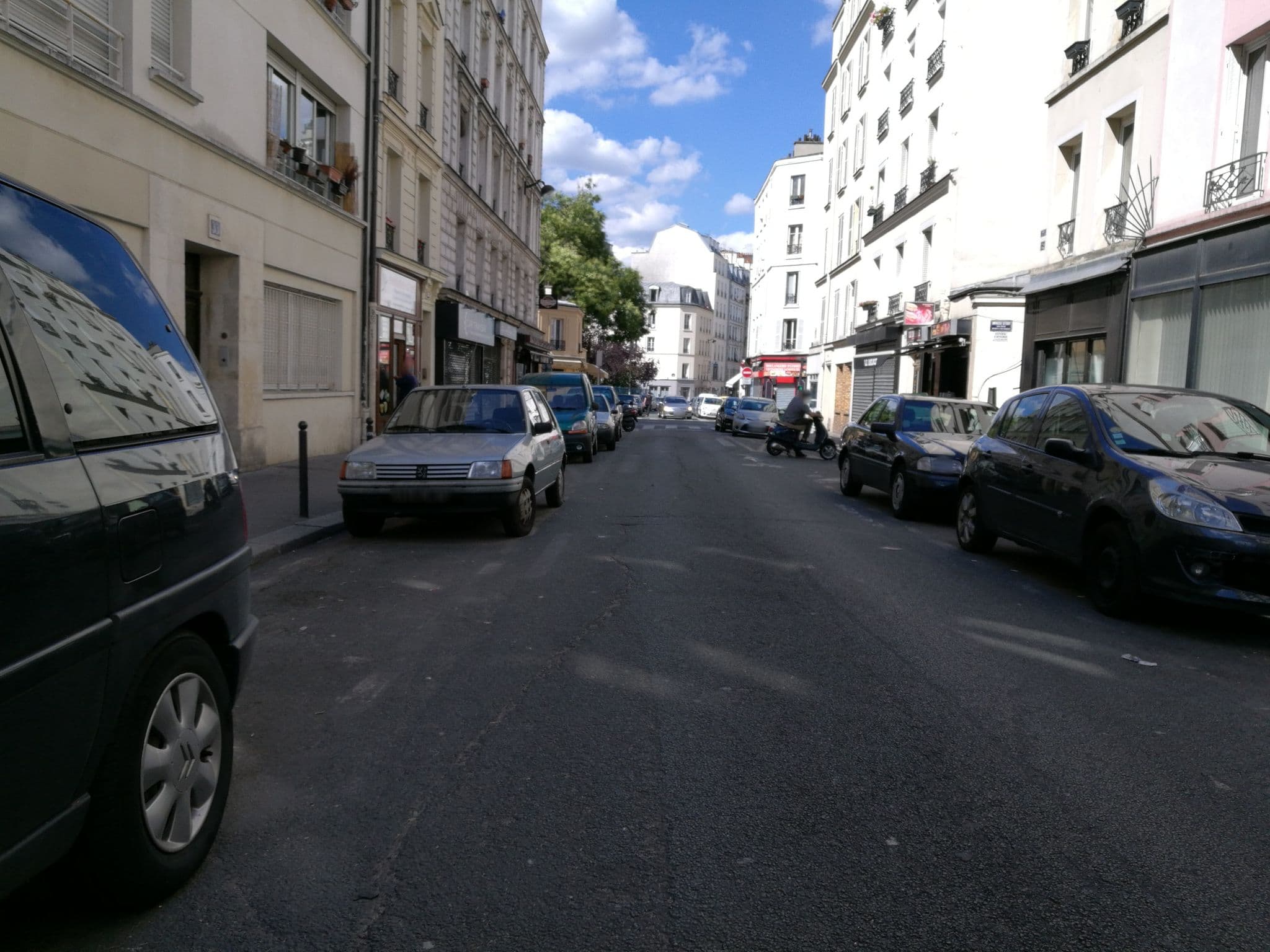 Street view near Le Versigny, Paris 18 Buttes-Montmartre — © lga (CC BY-SA · Mapillary)