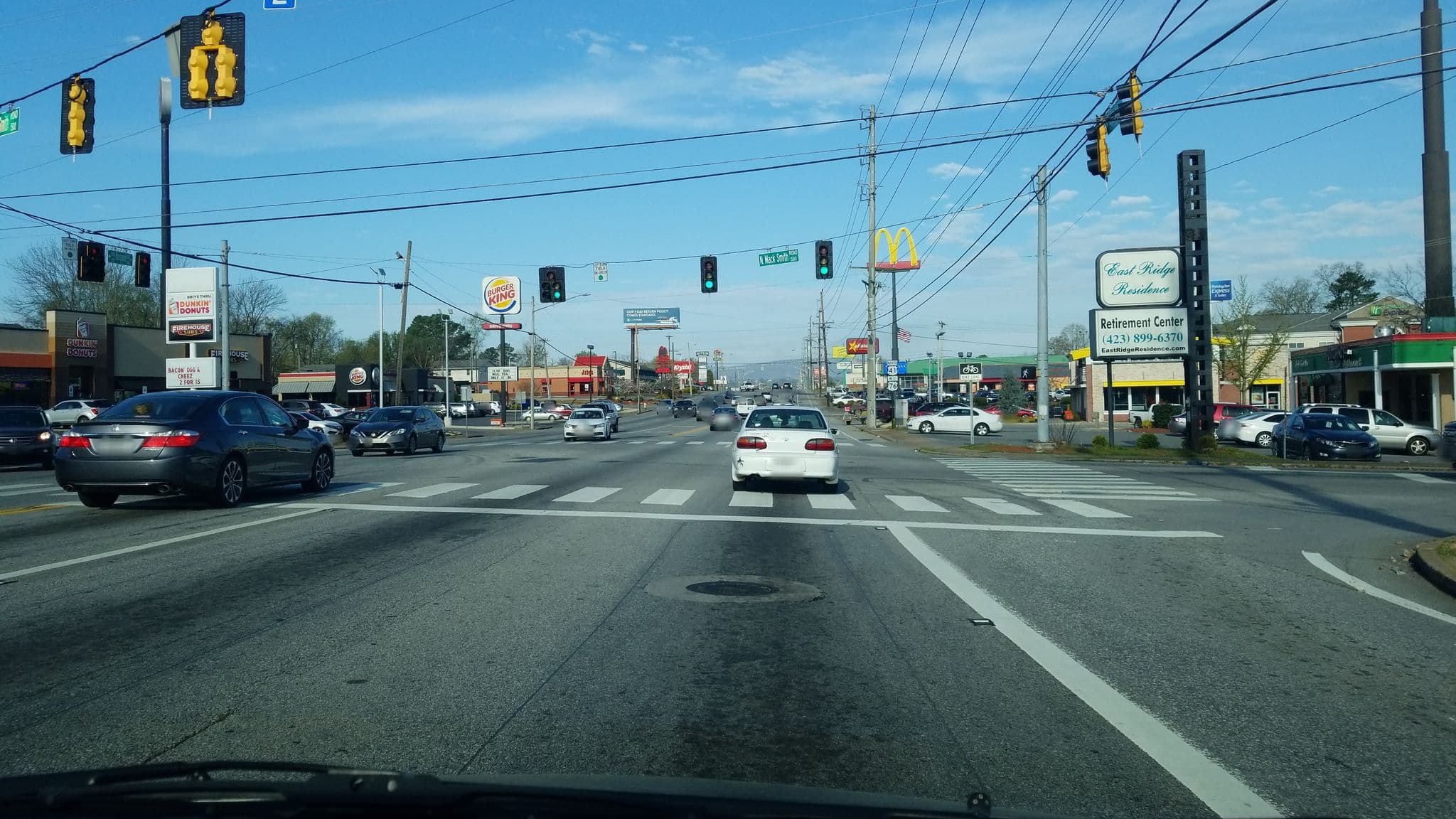 Street view near Knight Inn, East Ridge — © tree2424 (CC BY-SA · Mapillary)