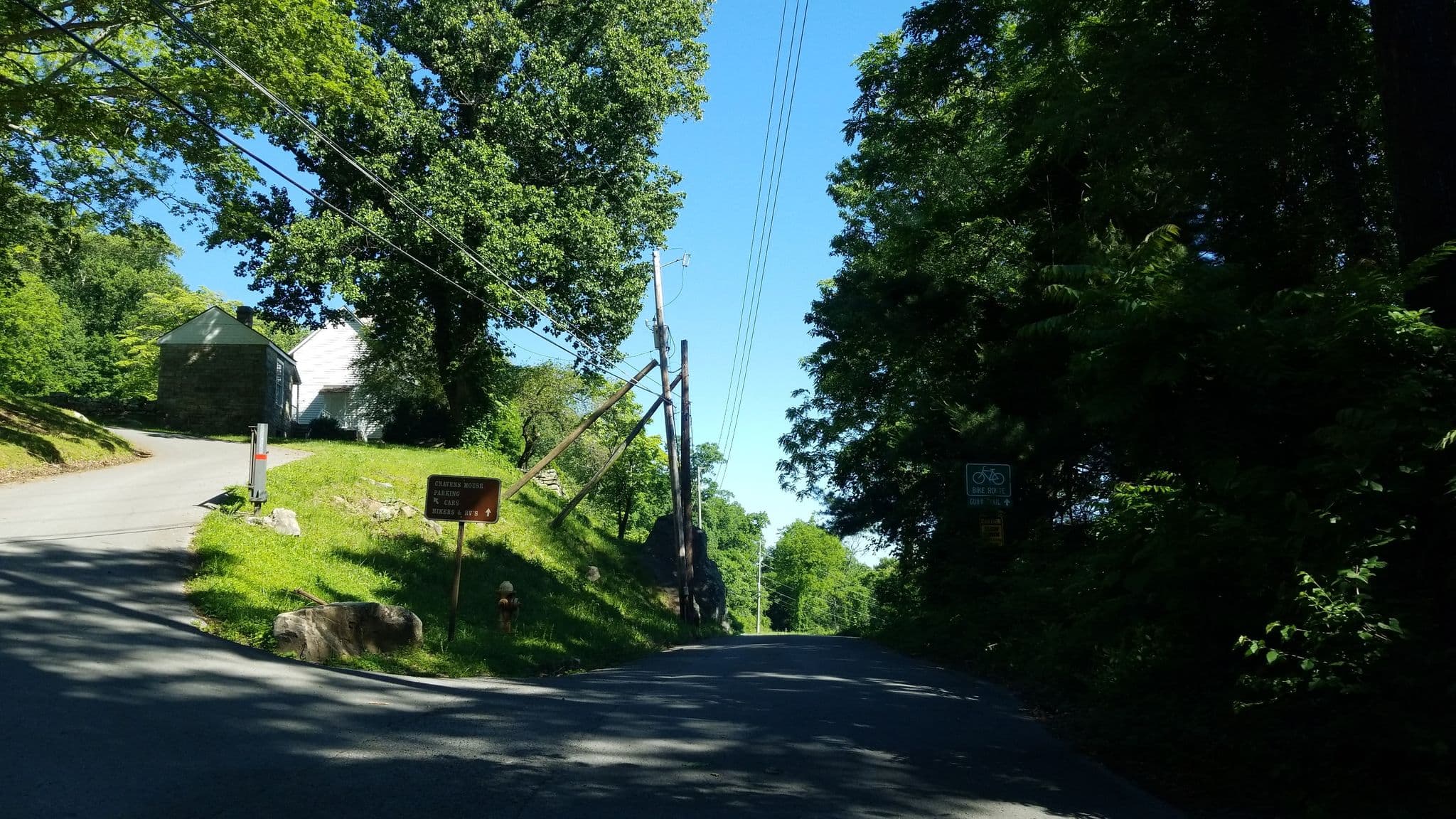 Street view near White Horse at Grey Rocks, Lookout Mountain — © tree2424 (CC BY-SA · Mapillary)