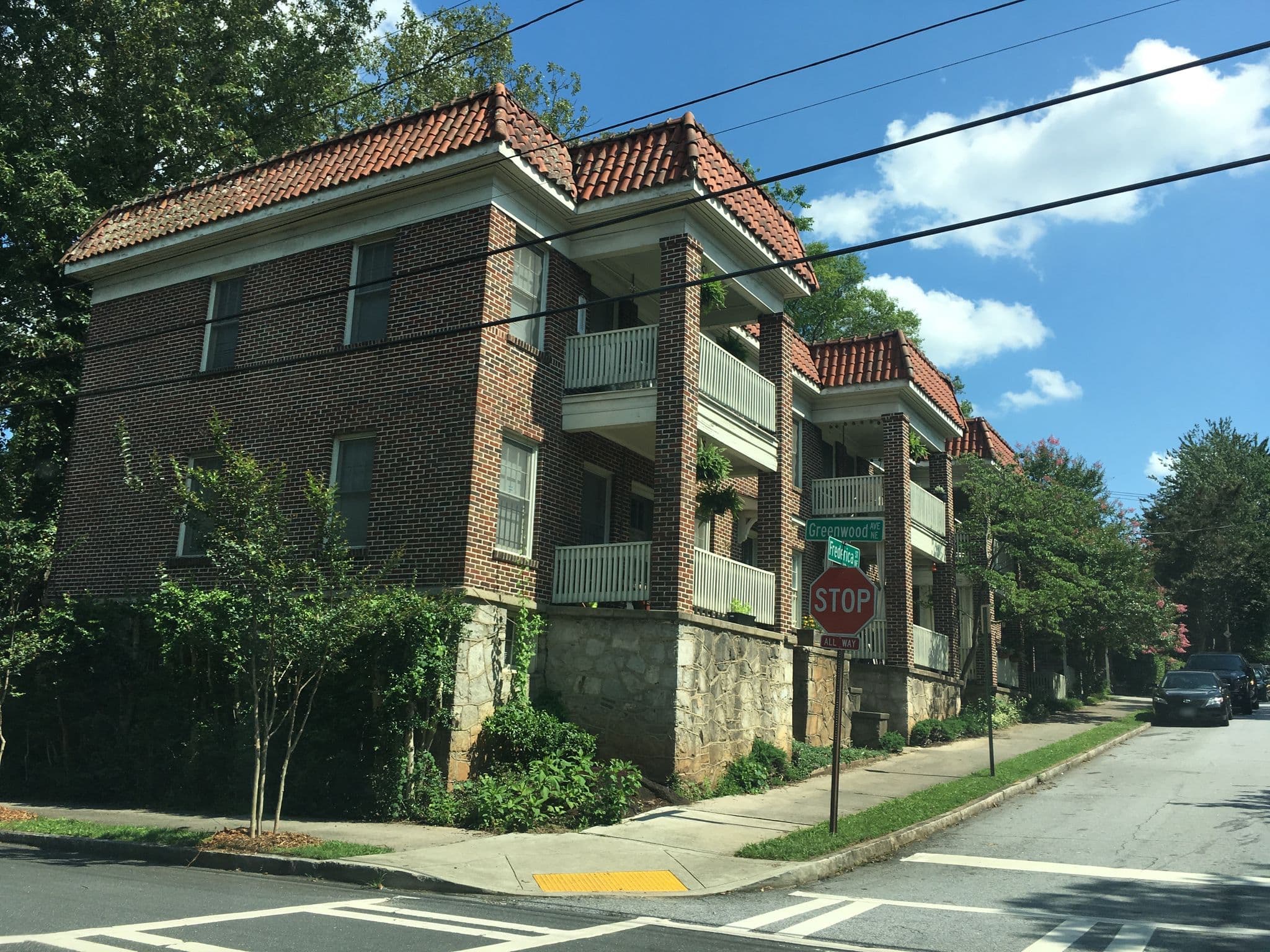 Street view near The Corner Cottage, Druid Hills — © rhewitt (CC BY-SA · Mapillary)