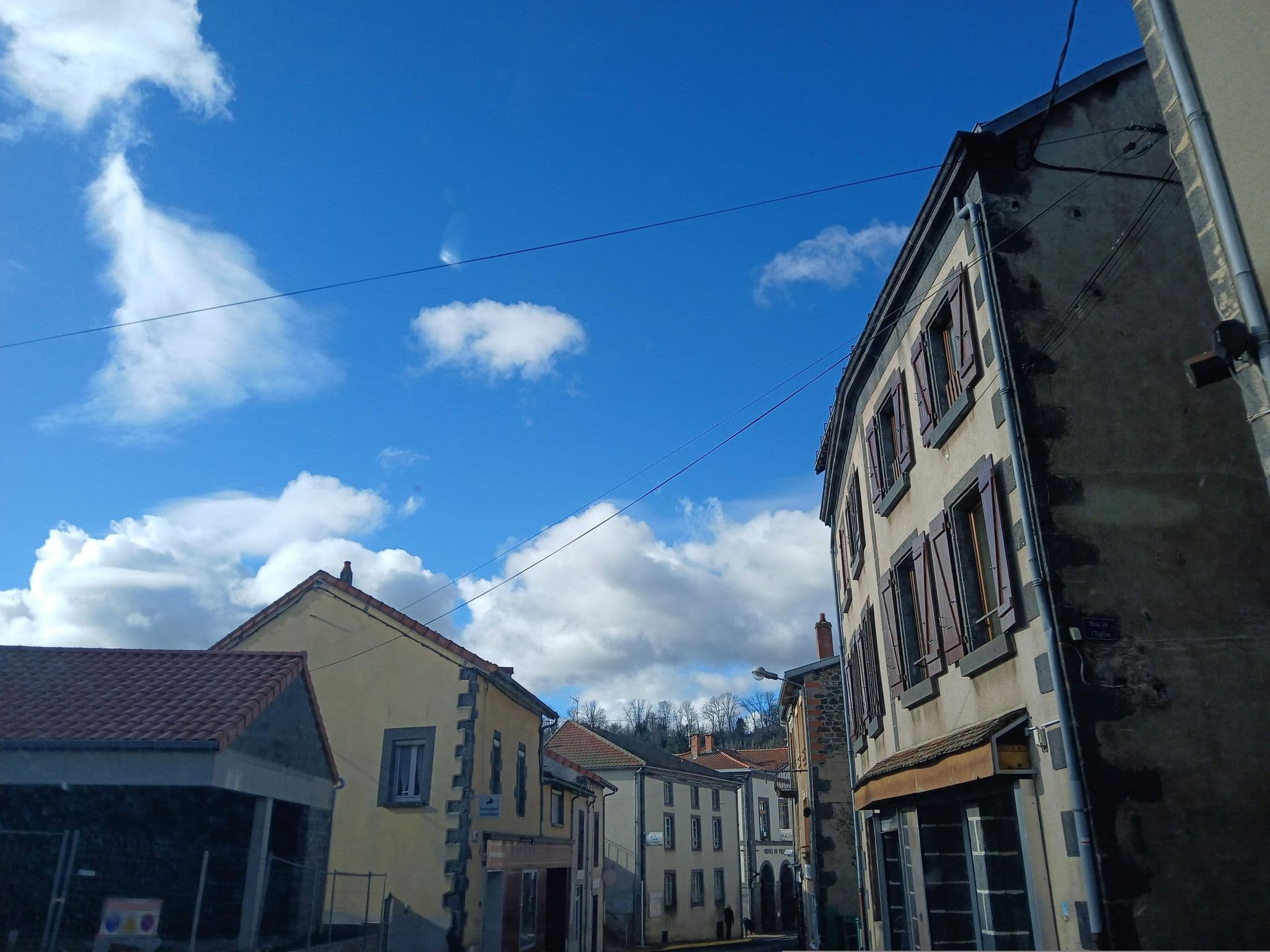 Street view near Hôtel de la Poste, Saint-Ours — © max93600 (CC BY-SA · Mapillary)