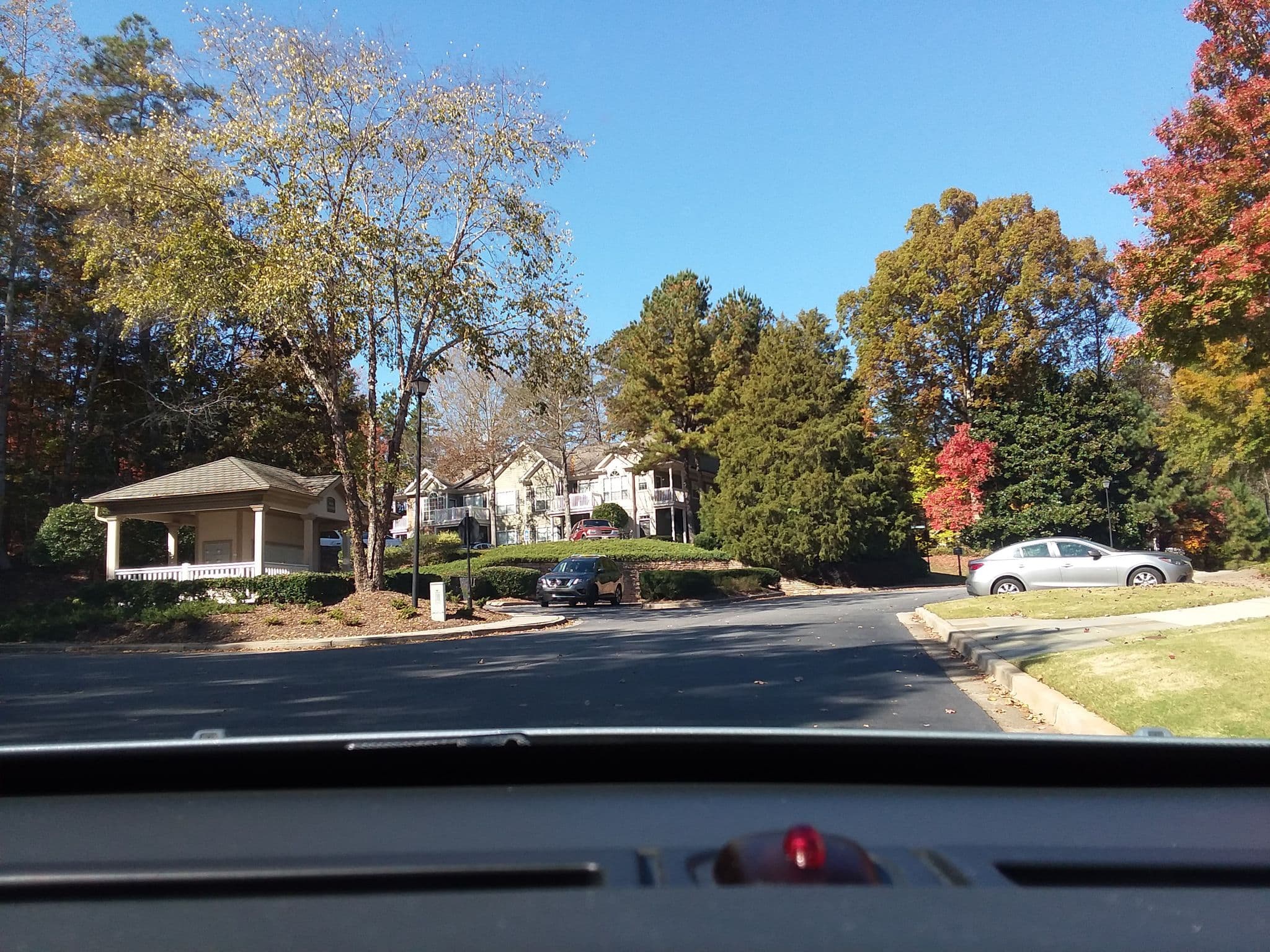 Street view near St. Andrews Apartments, Johns Creek — © rowberrym (CC BY-SA · Mapillary)