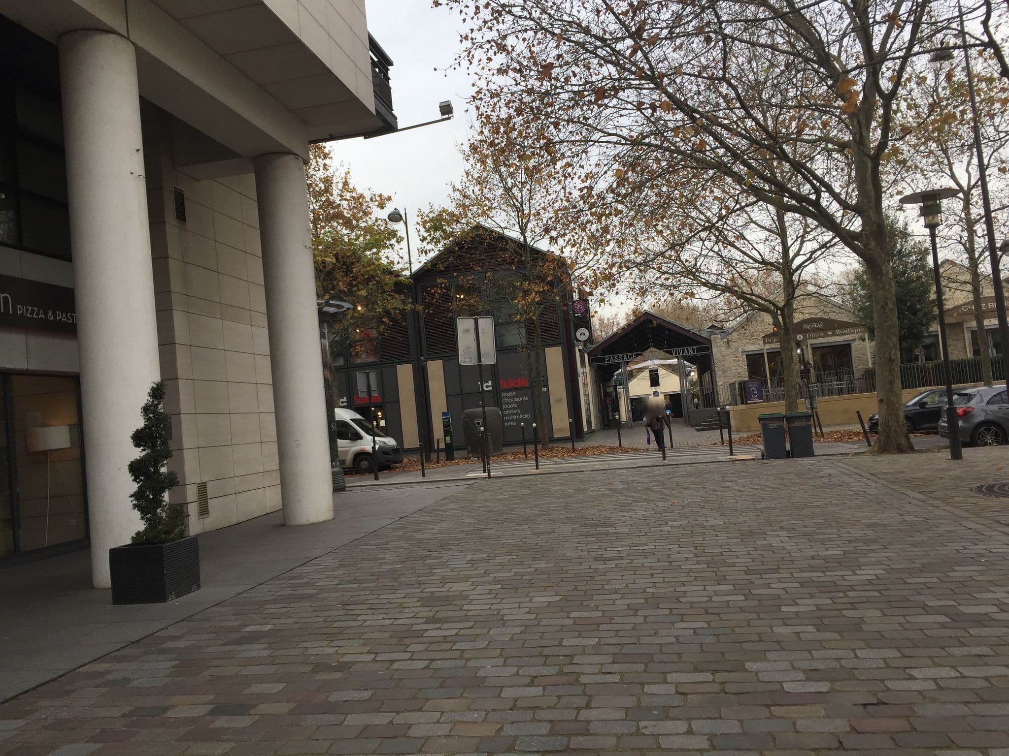 Street view near Ibis, Bercy — © zimmy (CC BY-SA · Mapillary)