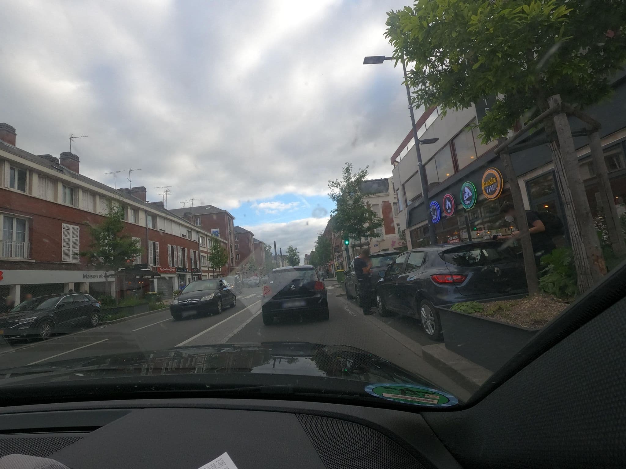 Street view near Hôtel B&B Amiens Centre Cathédrale, Amiens — © saschahaberkorn (CC BY-SA · Mapillary)