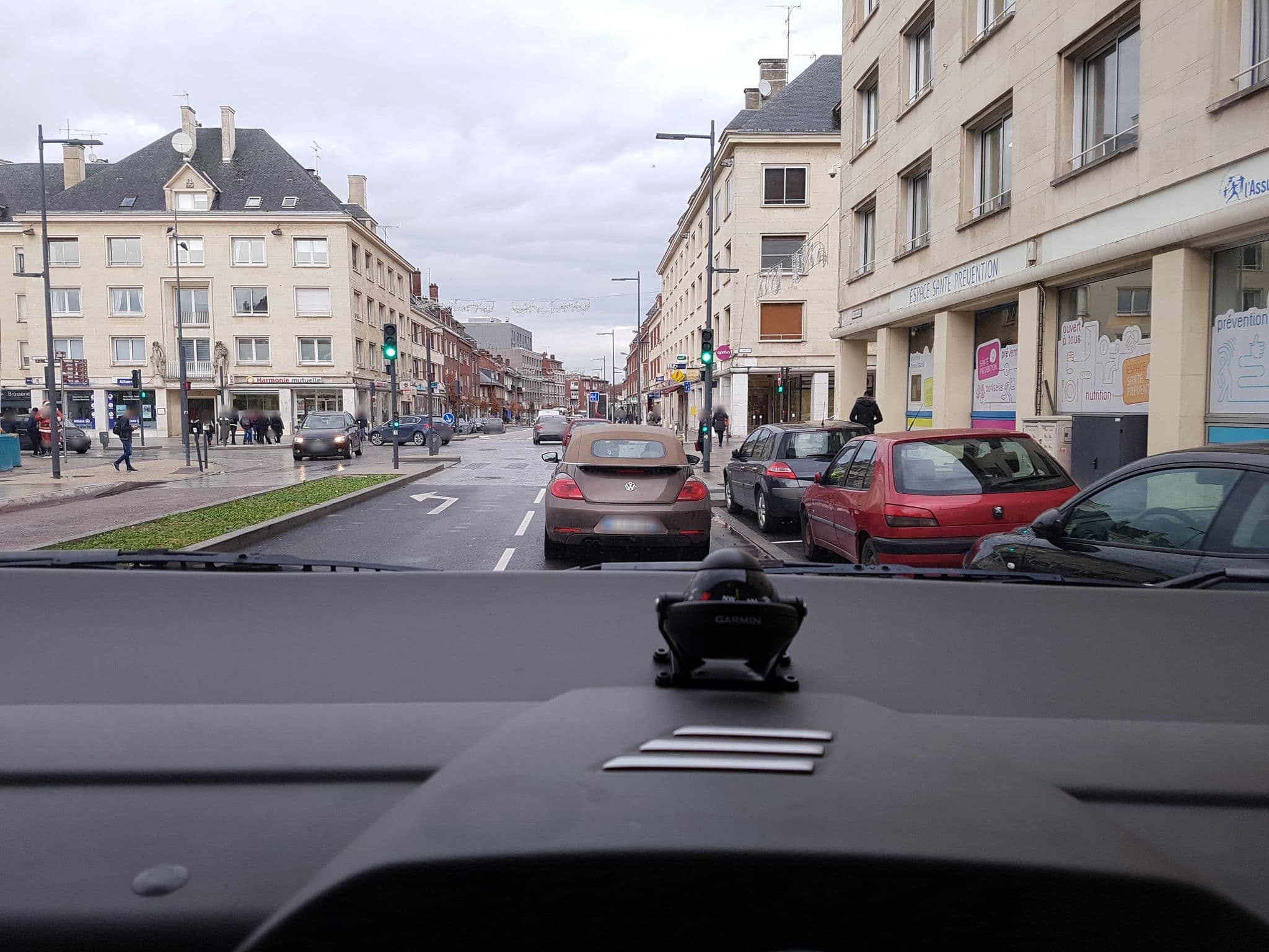 Street view near Hôtel Crystal, Amiens — © bernardvoyageur (CC BY-SA · Mapillary)