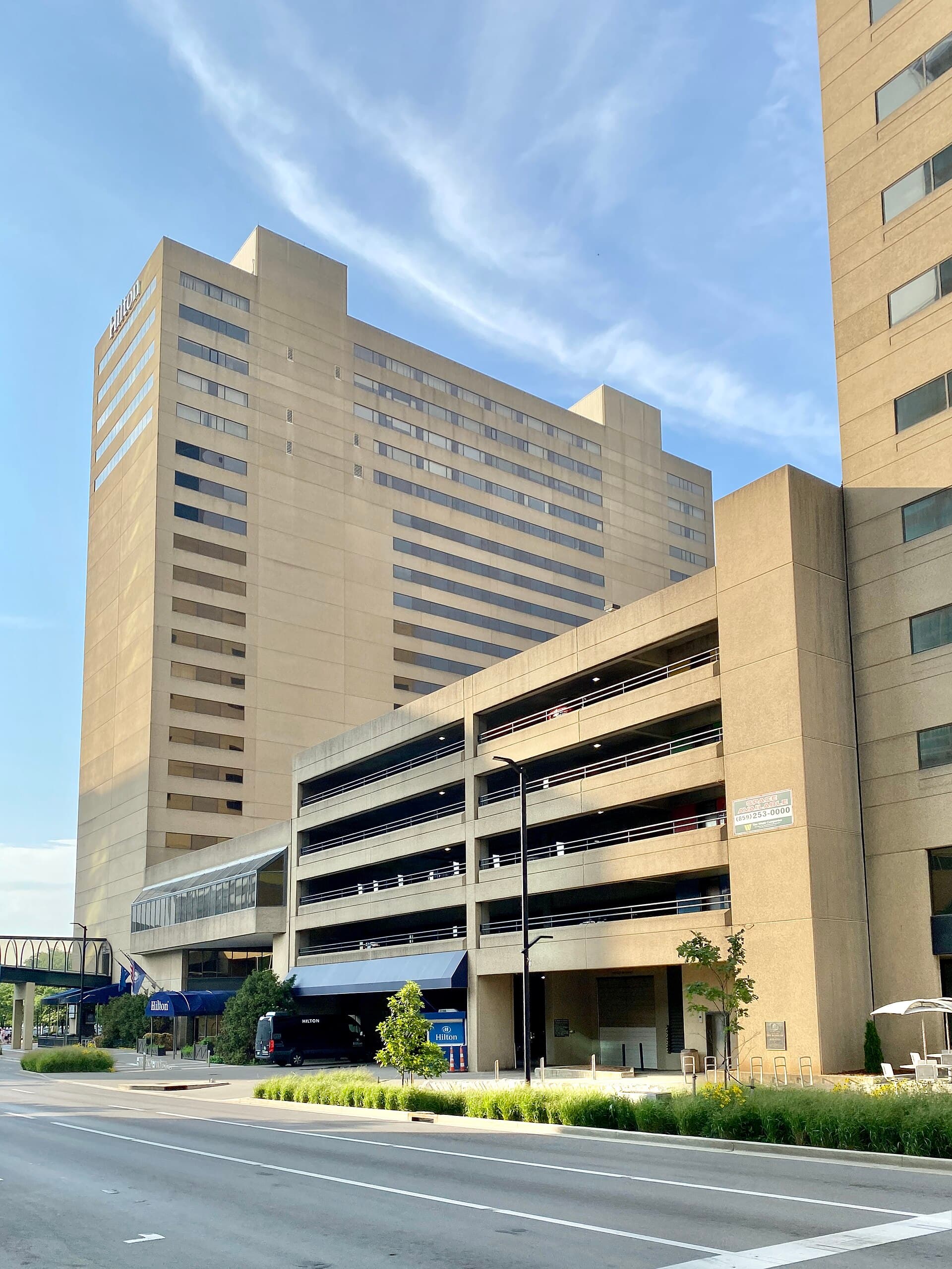 Radisson Plaza Hotel Lexington (via Wikimedia Commons, CC BY-SA 2.0)