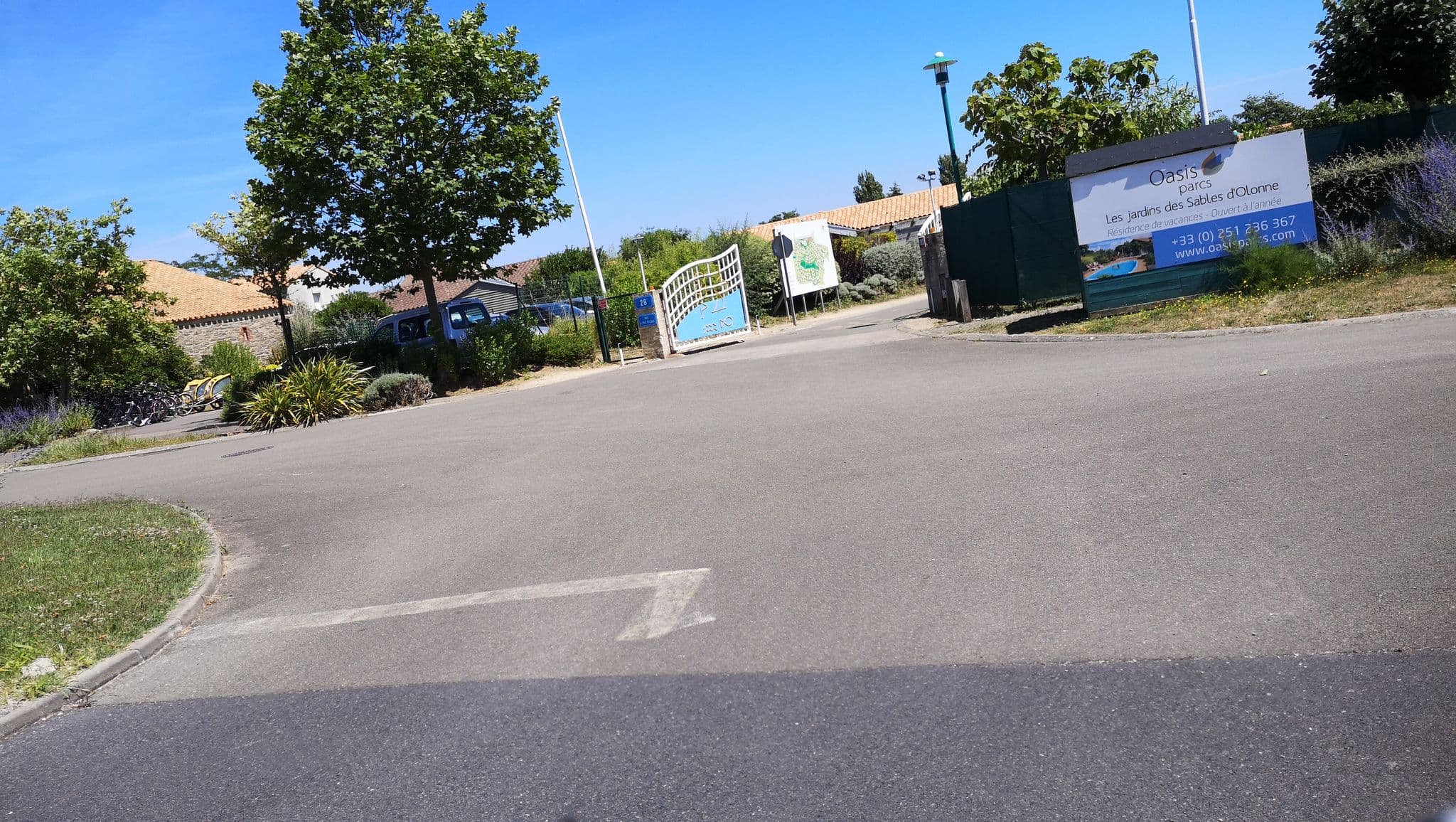Street view near Les Jardins, Château-d'Olonne — © u4y0u (CC BY-SA · Mapillary)