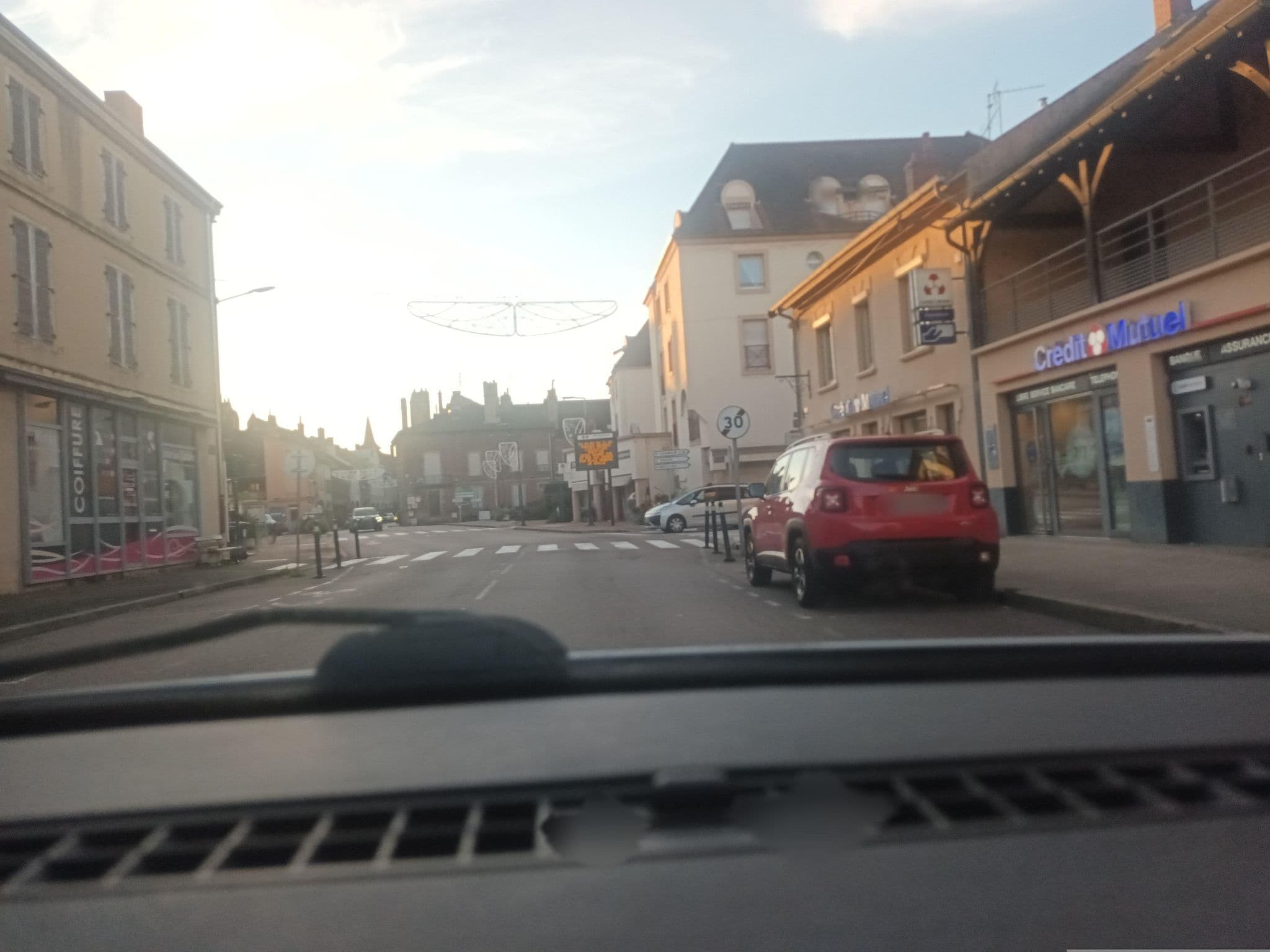Street view near Hostellerie du Cheval Rouge, Louhans — © xingewen (CC BY-SA · Mapillary)