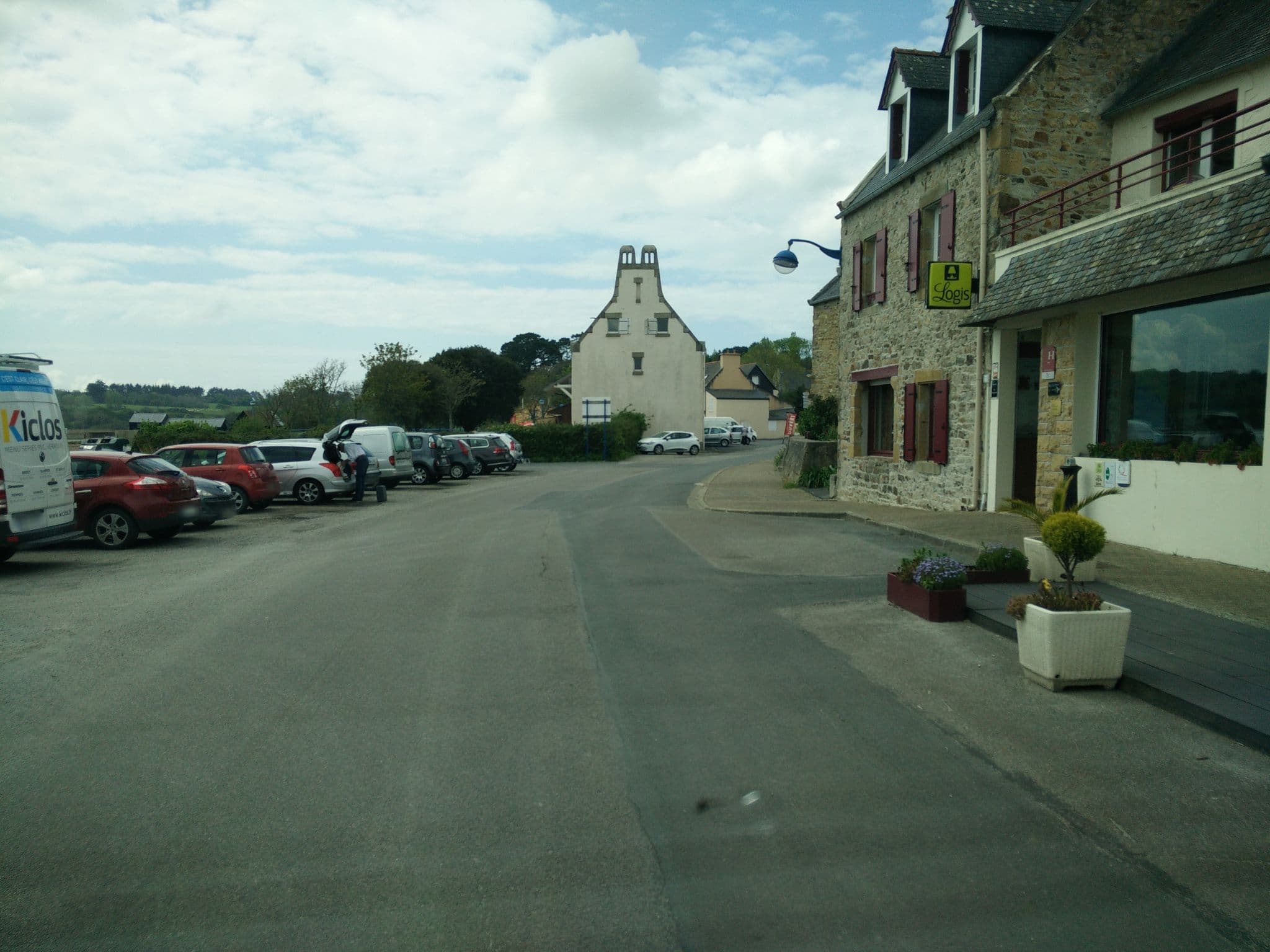 Street view near Hostellerie de la mer, Lanvéoc — © joostjakob (CC BY-SA · Mapillary)