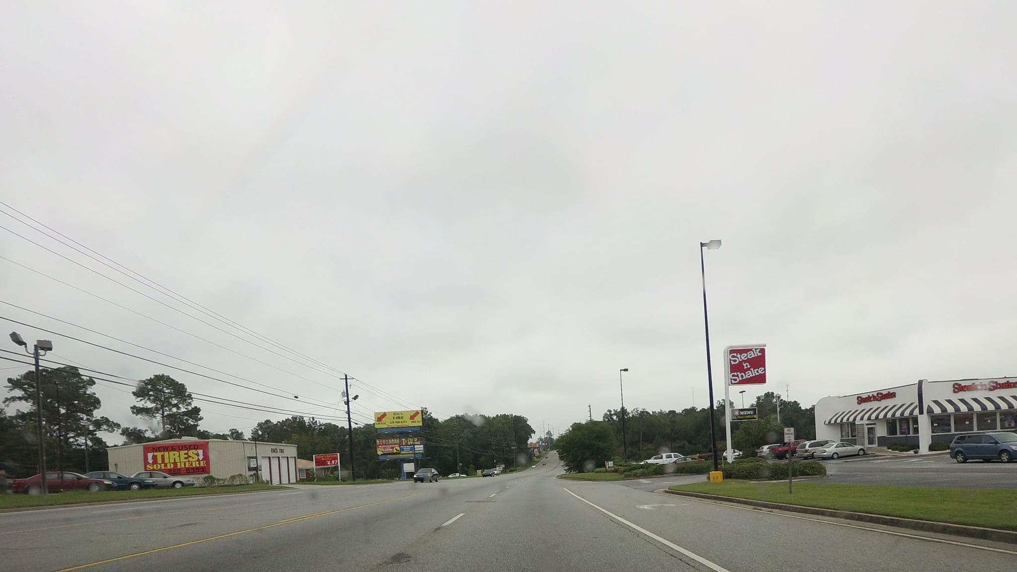 Street view near villas at somerset, Remerton — © lordsutch (CC BY-SA · Mapillary)