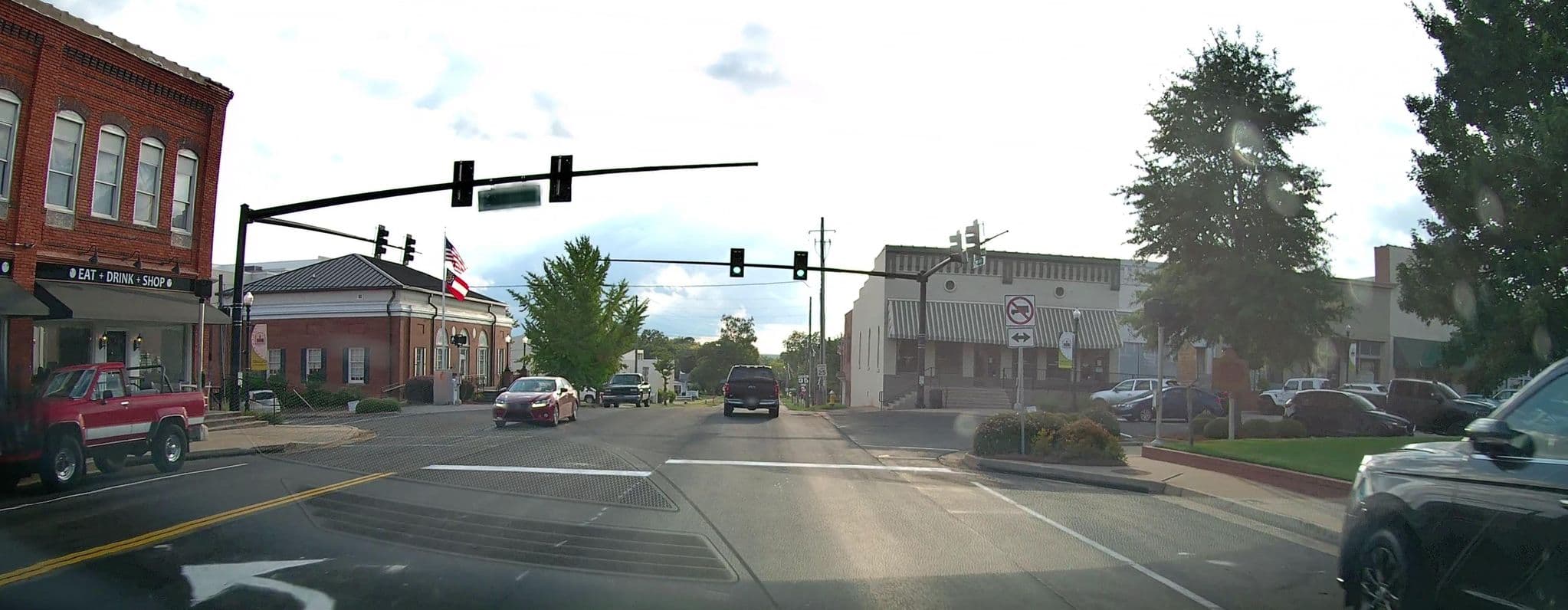 Street view near Forsyth Sq Bed and Breakfast Inn, Forsyth — © lordsutch (CC BY-SA · Mapillary)