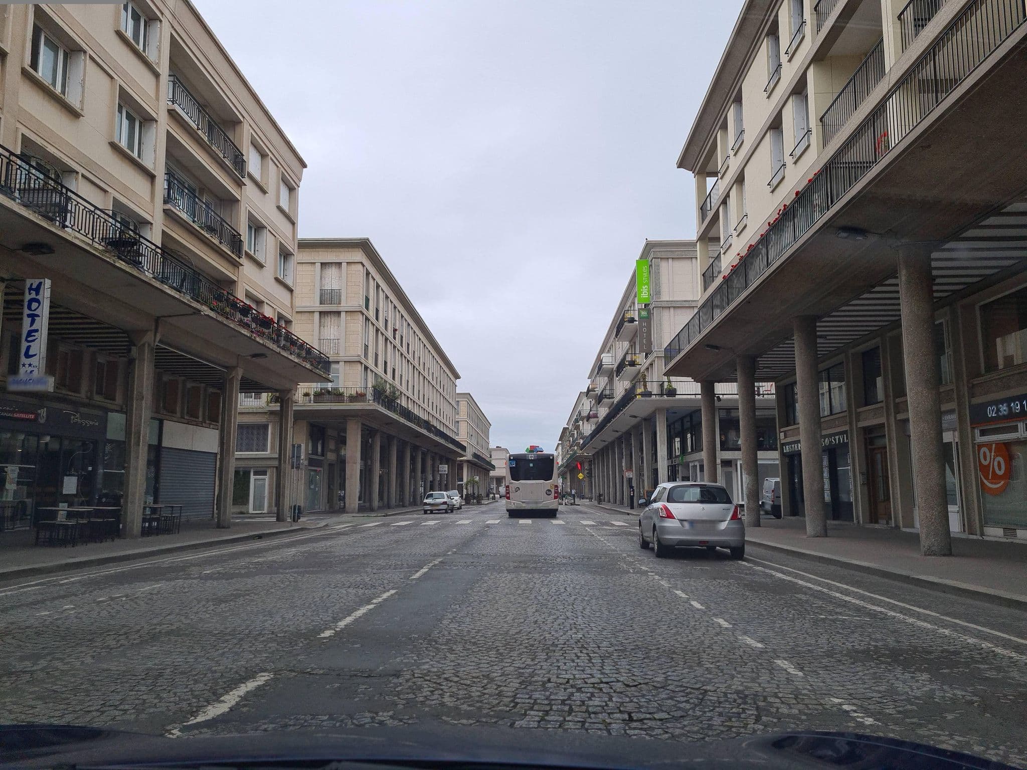 Street view near Hôtel Richelieu, Le Havre — © kino (CC BY-SA · Mapillary)