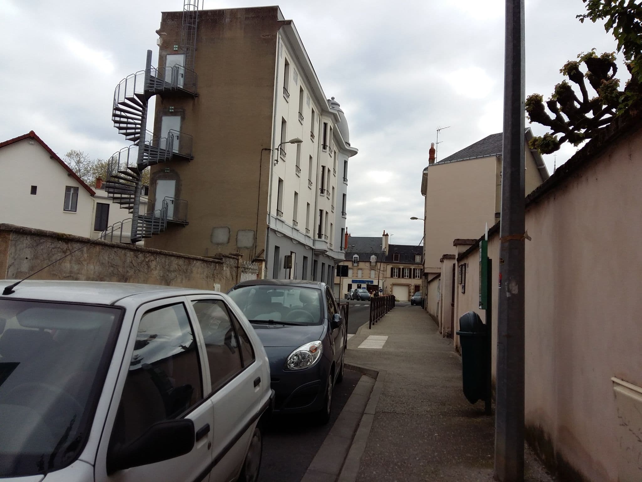 Street view near Ibis Styles, Moulins — © zimmy (CC BY-SA · Mapillary)