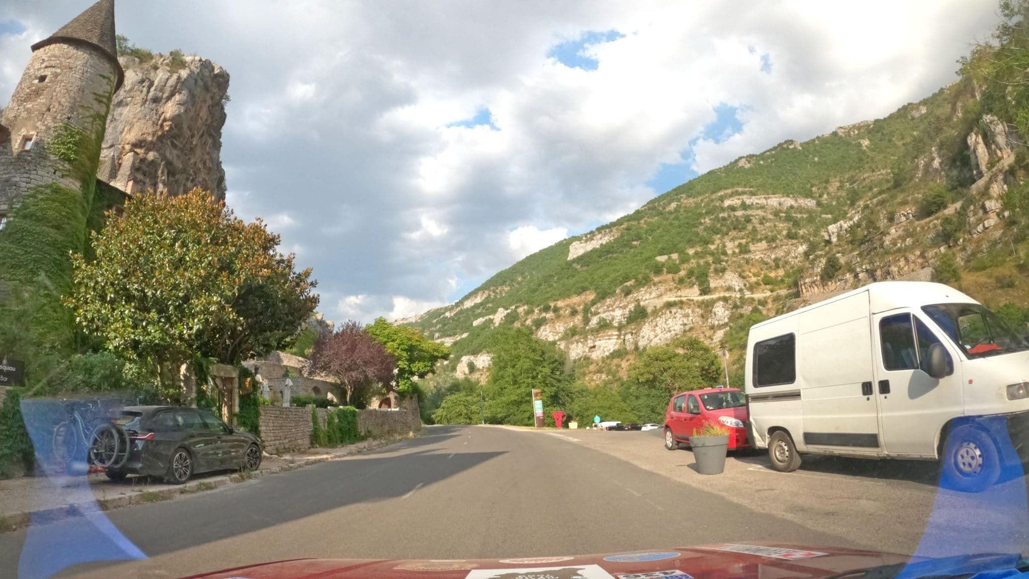 Street view near Le Manoir de Montesquiou, Meyrueis — © masterofnoroad (CC BY-SA · Mapillary)