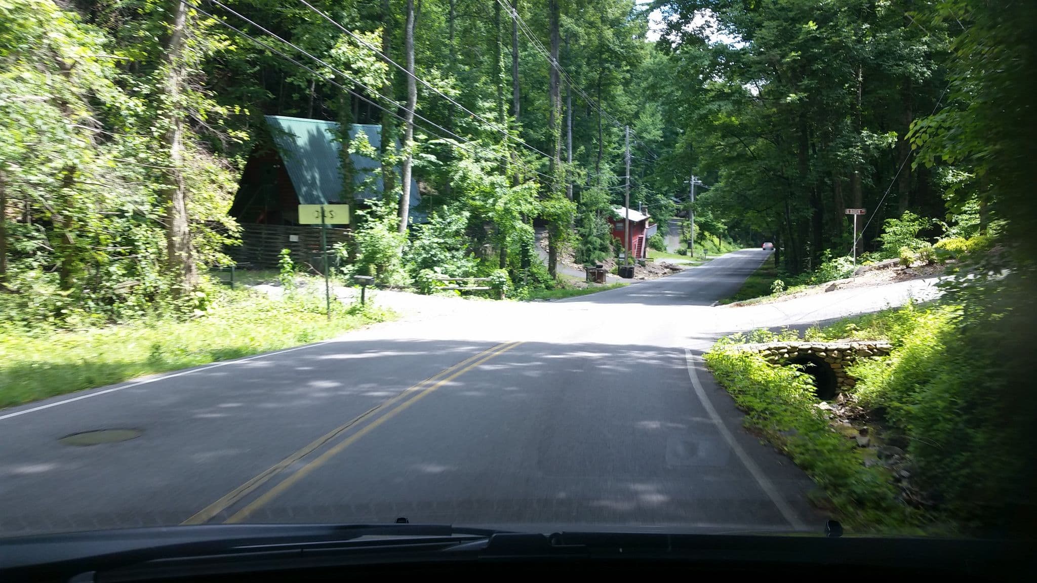Street view near King Bear Cabins - Double Creek, Gatlinburg — © dgearhart (CC BY-SA · Mapillary)