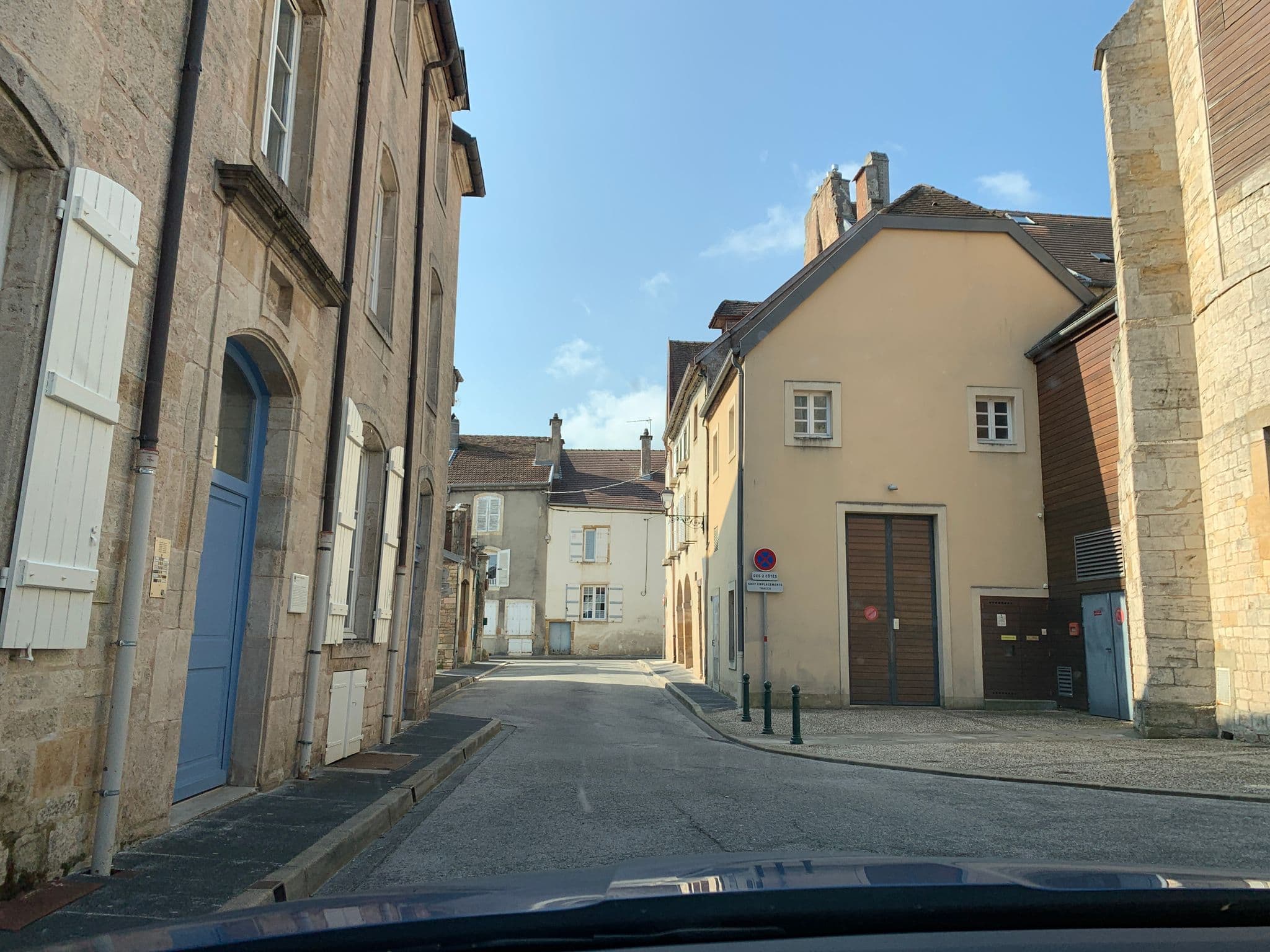 Street view near Le Cheval Blanc, Langres — © multimaze (CC BY-SA · Mapillary)