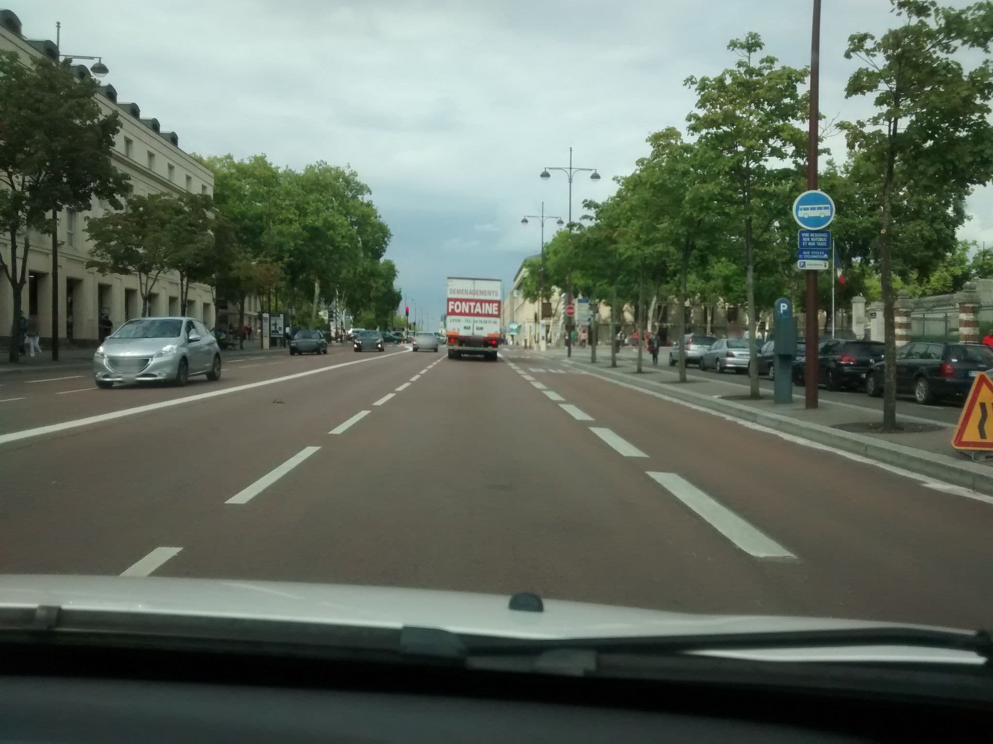 Street view near Hôtel Ibis, Versailles — © mgageo (CC BY-SA · Mapillary)