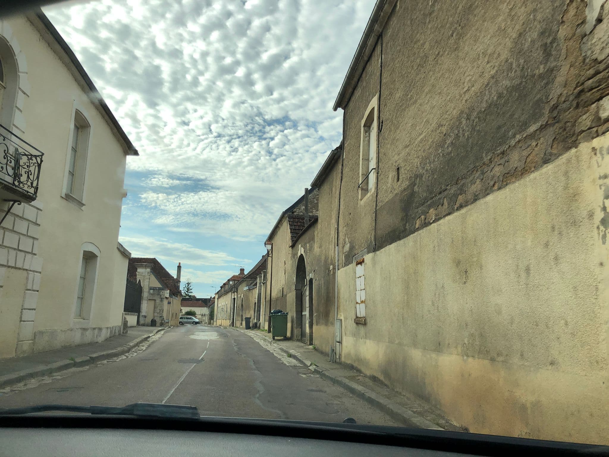 Street view near Les Clos, Chablis — © lulucmy (CC BY-SA · Mapillary)