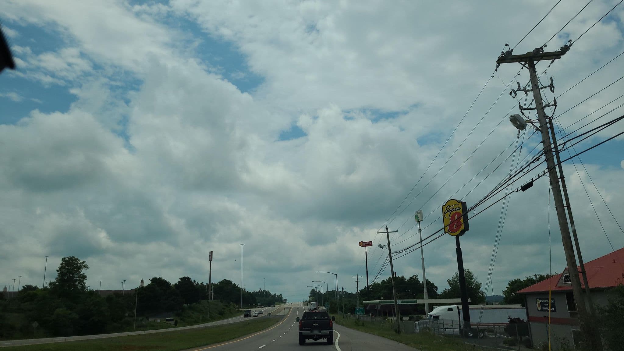 Street view near parkway inn morristown, White Pine — © jacklehoullier (CC BY-SA · Mapillary)
