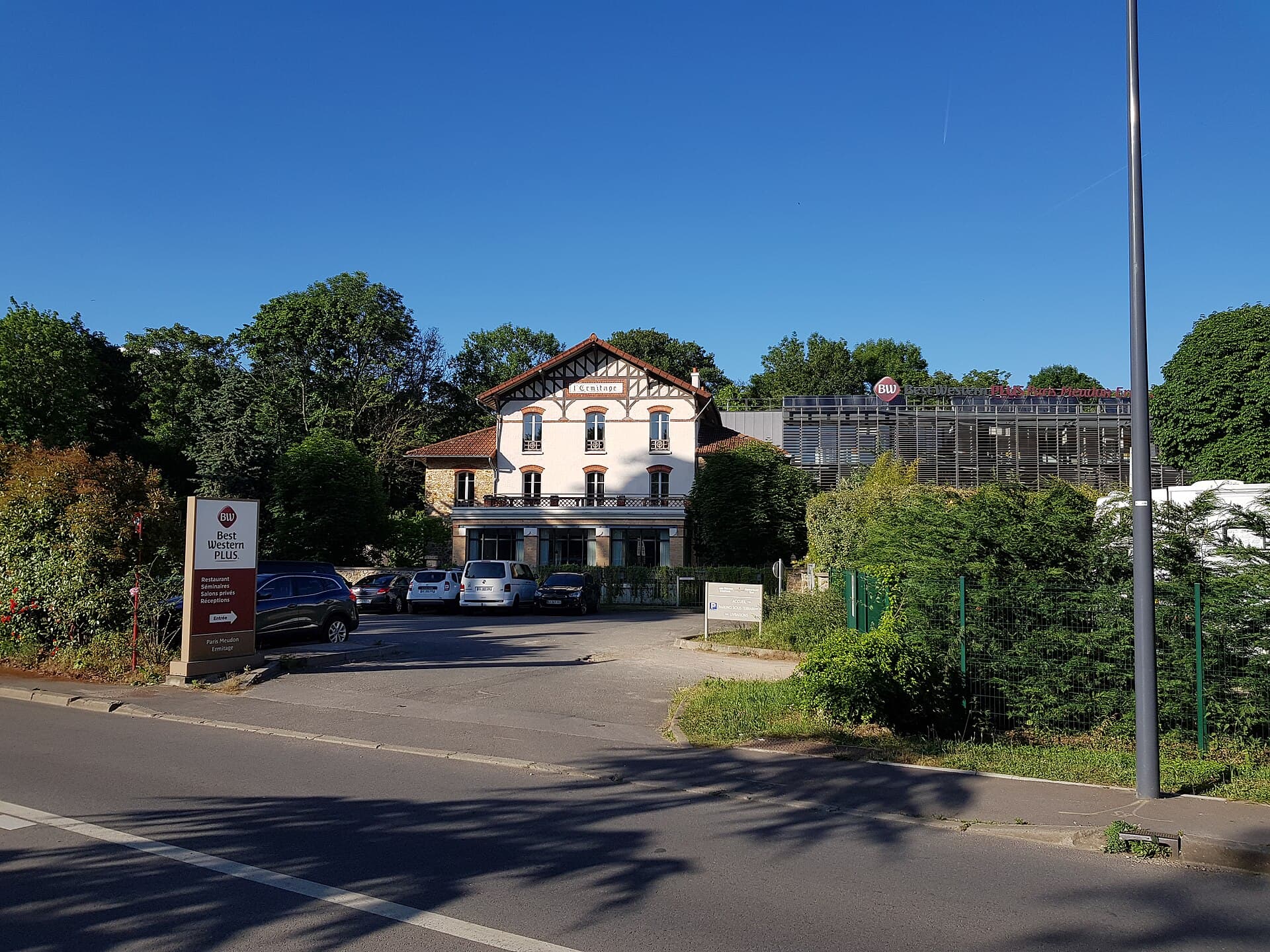 Best Western Paris Meudon Ermitage (via Wikimedia Commons, CC BY-SA 3.0)