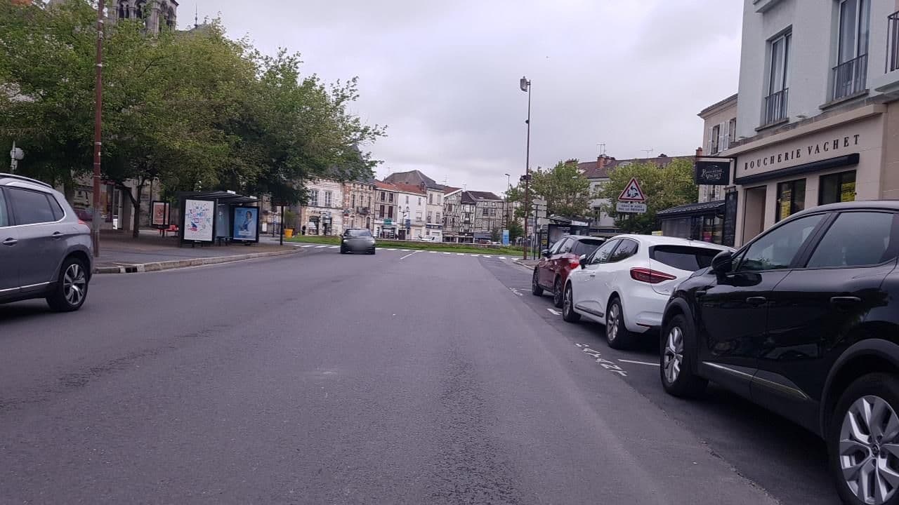 Street view near Hôtel d'Angleterre, Châlons-en-Champagne — © changchun1 (CC BY-SA · Mapillary)