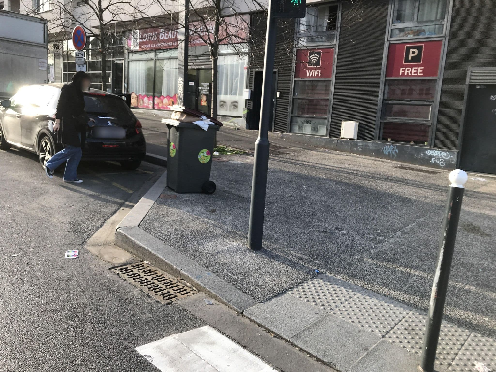 Street view near Le Carmin, Vitry-sur-Seine — © josmougn (CC BY-SA · Mapillary)