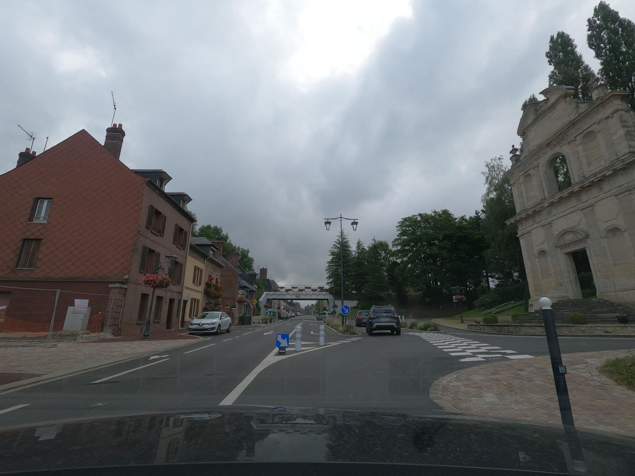 Street view near Le Continental, Forges-les-Eaux — © uwekoch (CC BY-SA · Mapillary)