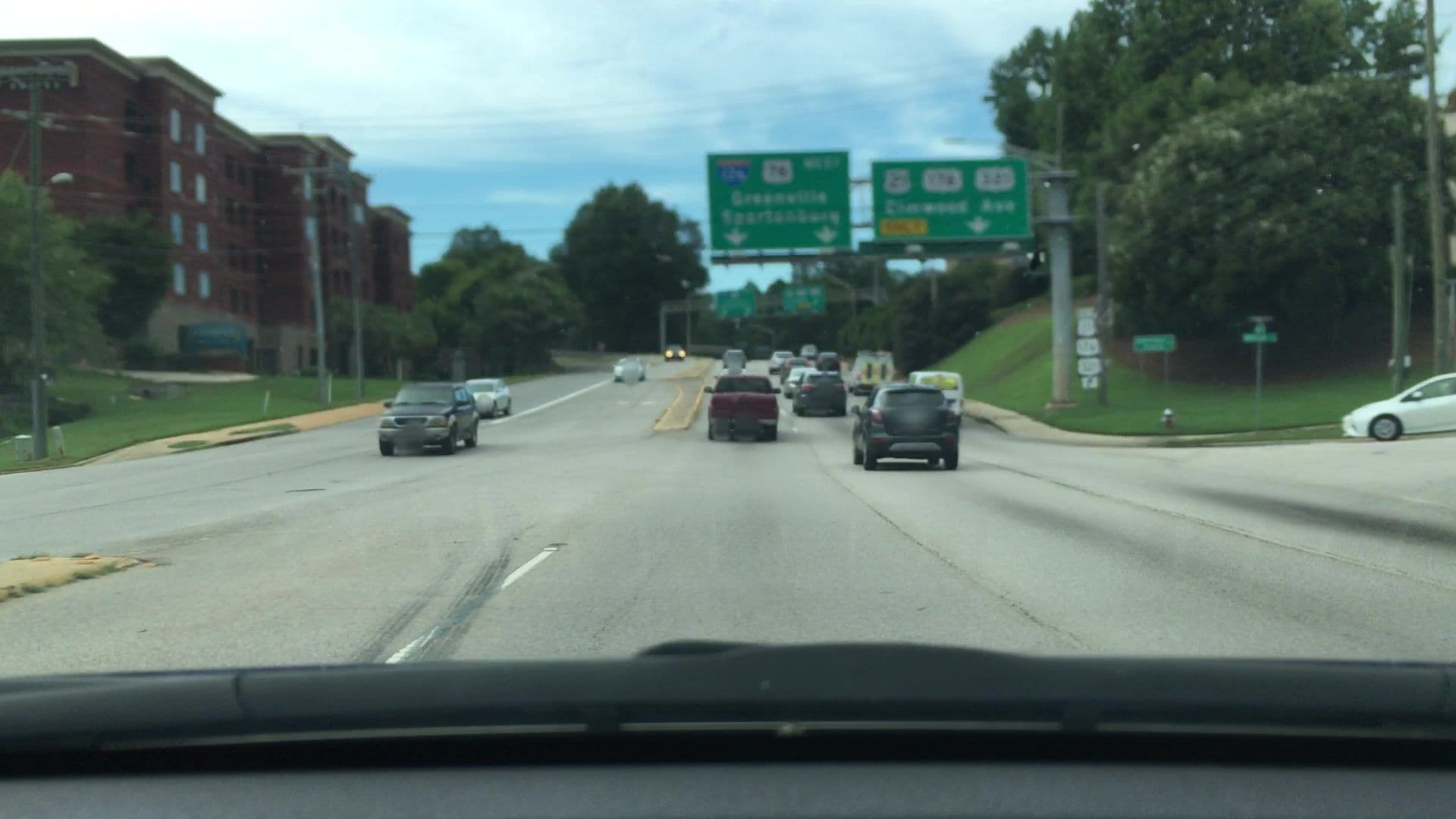 Street view near Complimentary Breakfast, Columbia — © lvl5 (CC BY-SA · Mapillary)