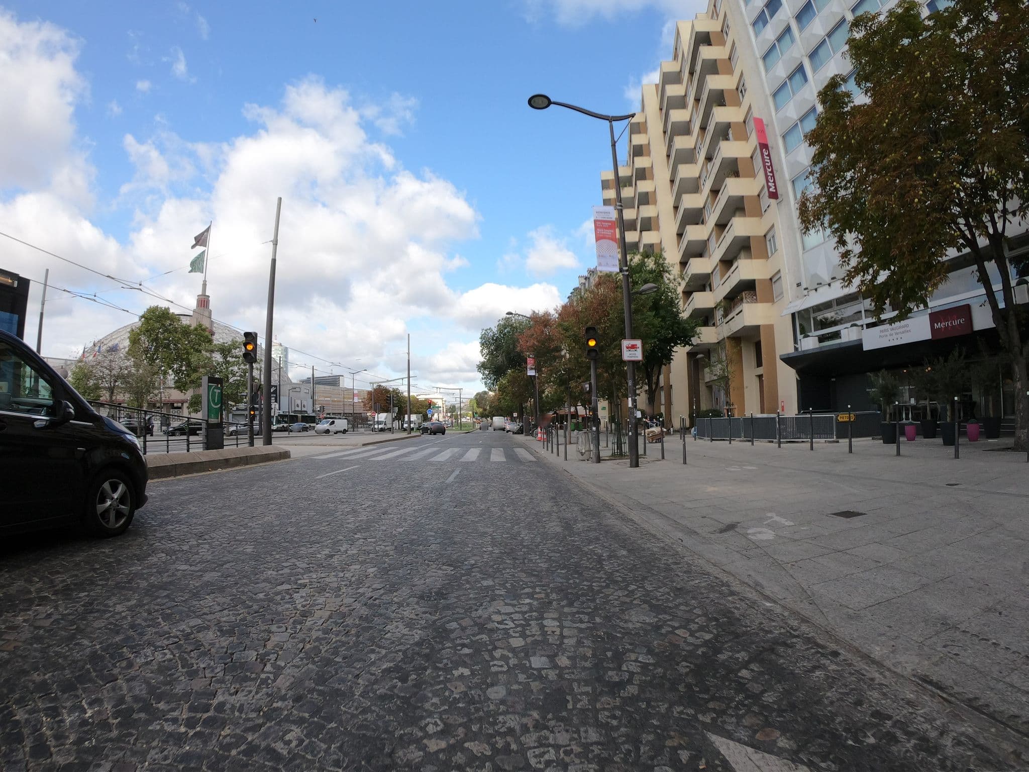 Street view near Mercure Paris Vaugirard Porte de Versailles, Vanves — © ywwwes (CC BY-SA · Mapillary)