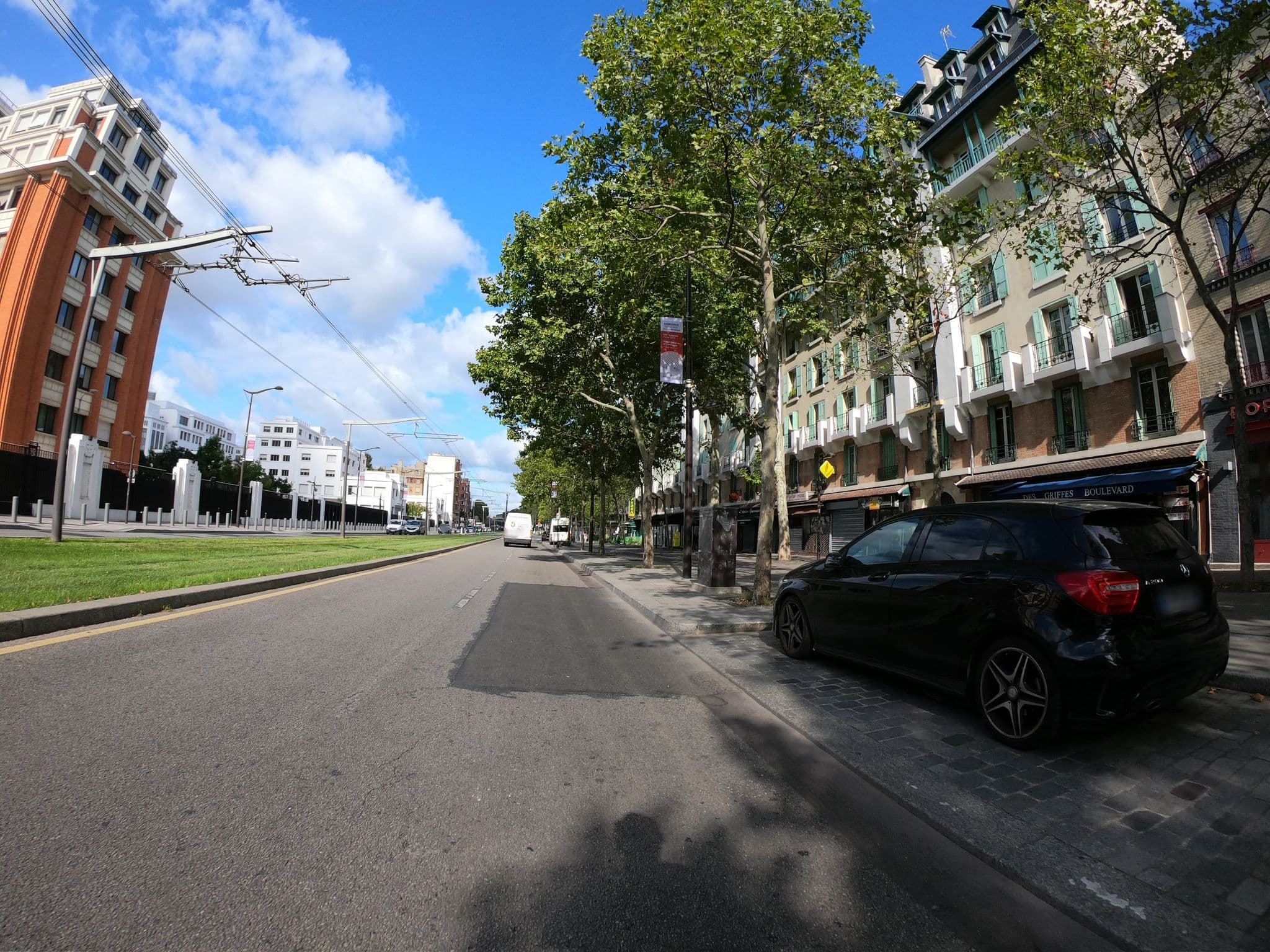 Street view near Porte de Versailles Hotel, Vanves — © ywwwes (CC BY-SA · Mapillary)