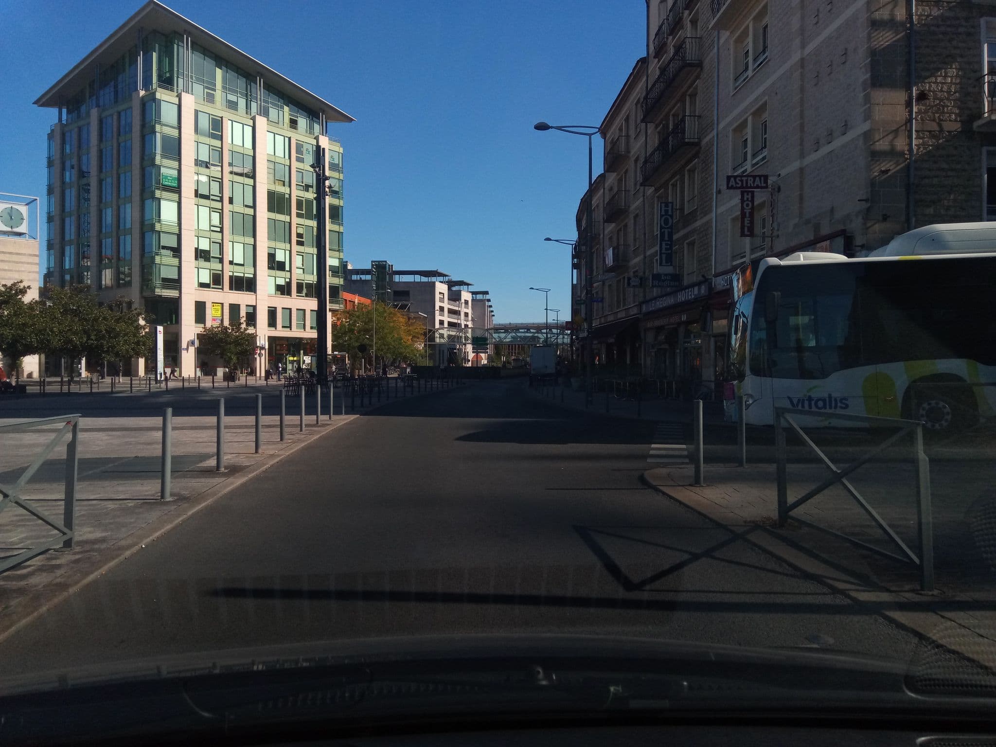 Street view near Le Continental, Poitiers — © victuallers (CC BY-SA · Mapillary)