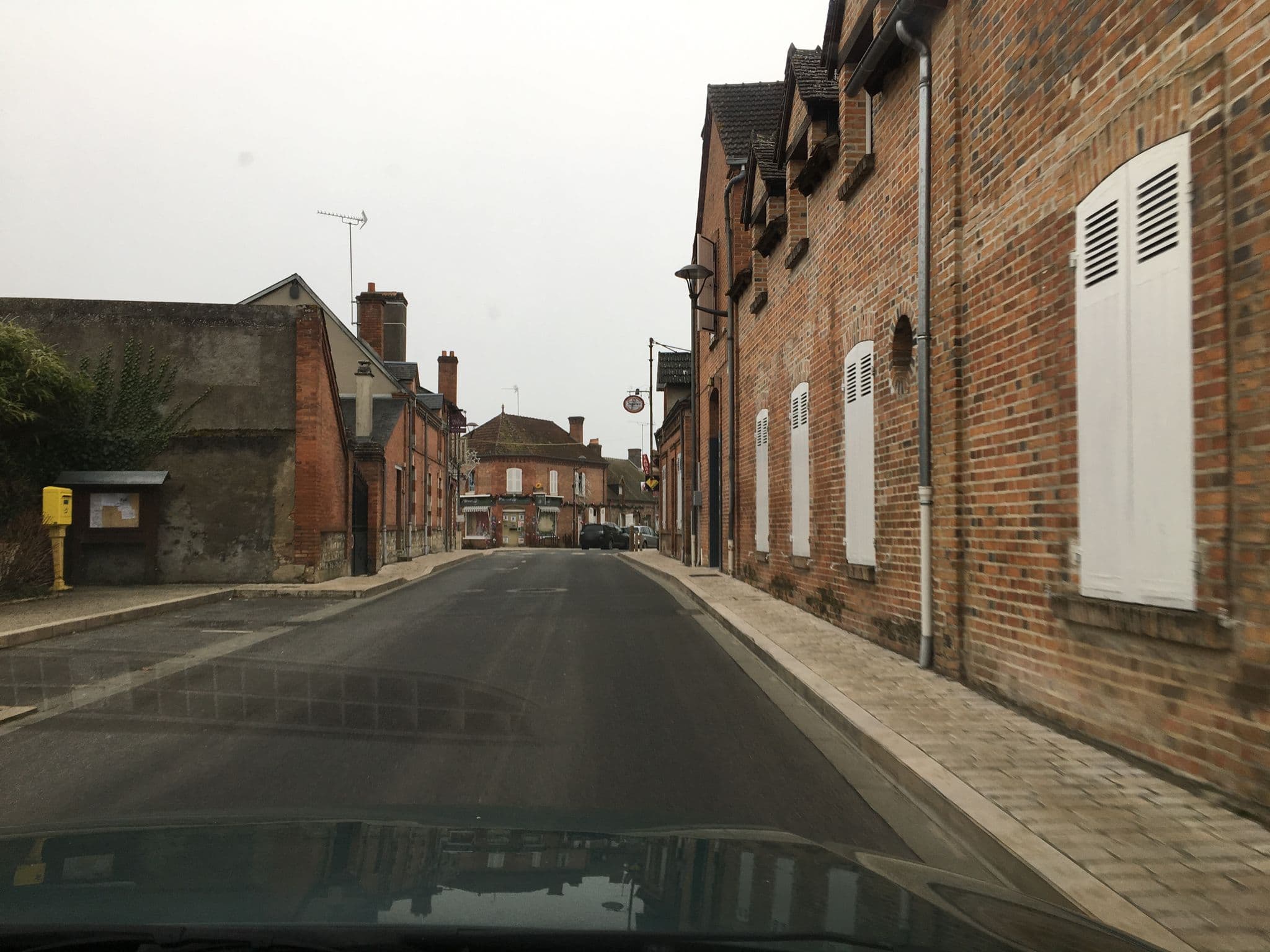 Street view near Hôtel du Cheval Blanc, Chaumont-sur-Tharonne — © df45 (CC BY-SA · Mapillary)