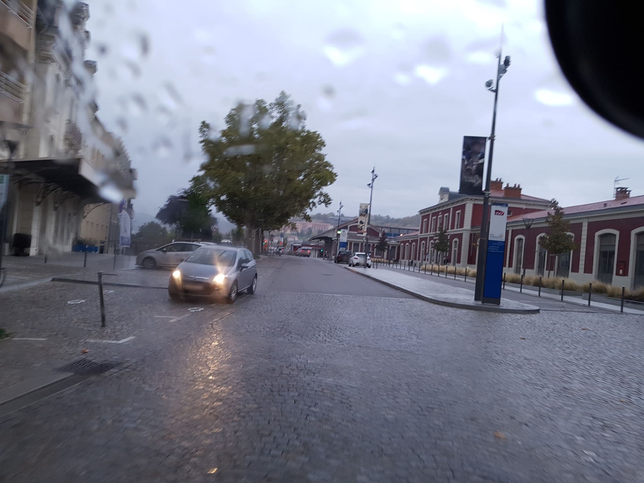 Street view near Ibis Budget, Le Puy-en-Velay — © bernardvoyageur (CC BY-SA · Mapillary)