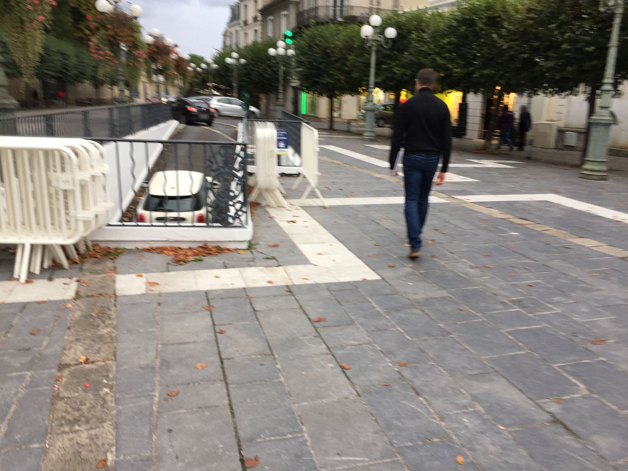 Street view near Hôtel de l'Aigle Noir, Fontainebleau — © postgelb (CC BY-SA · Mapillary)