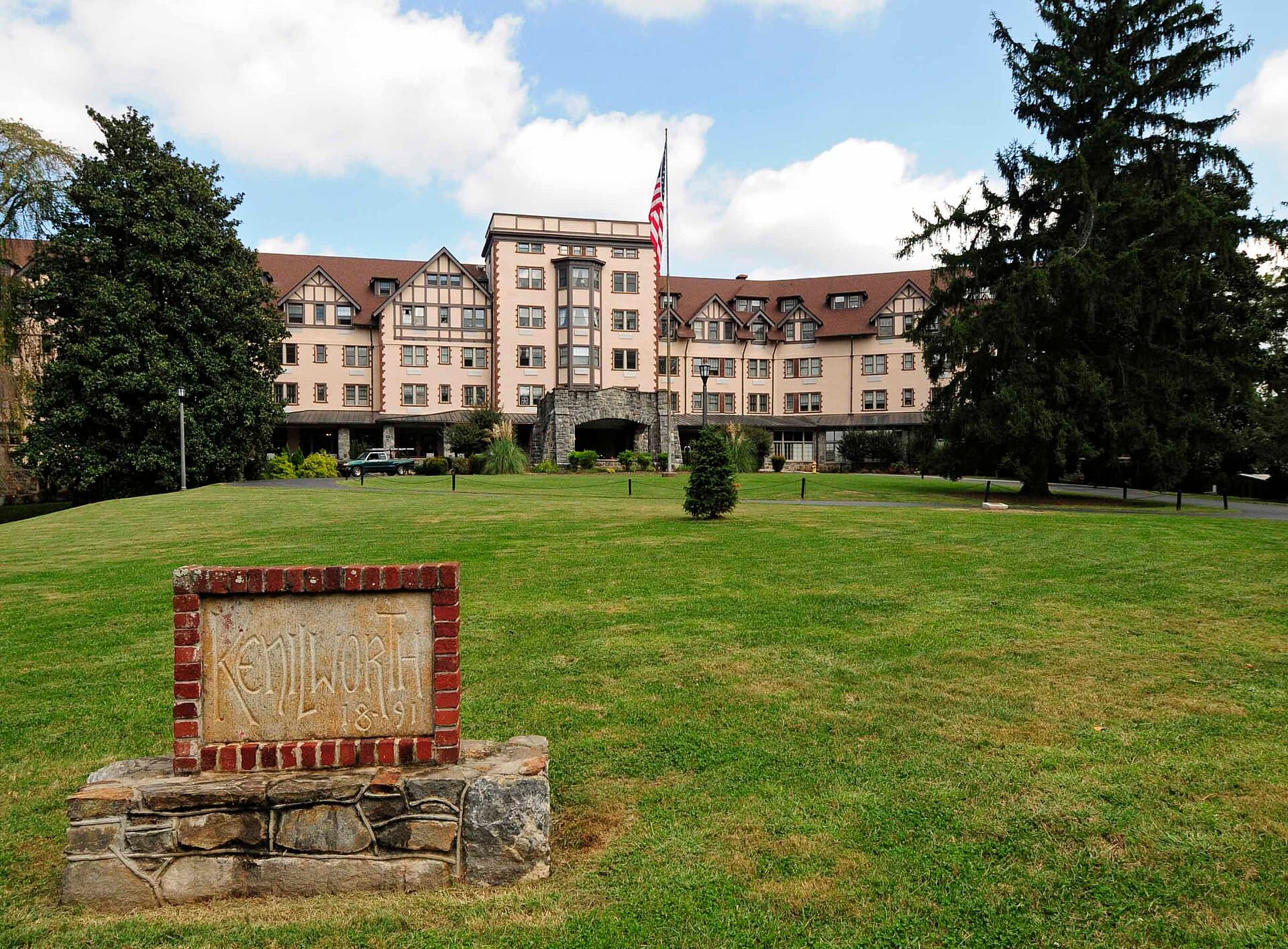 Kenilworth Inn (via Wikimedia Commons, CC BY-SA 3.0)