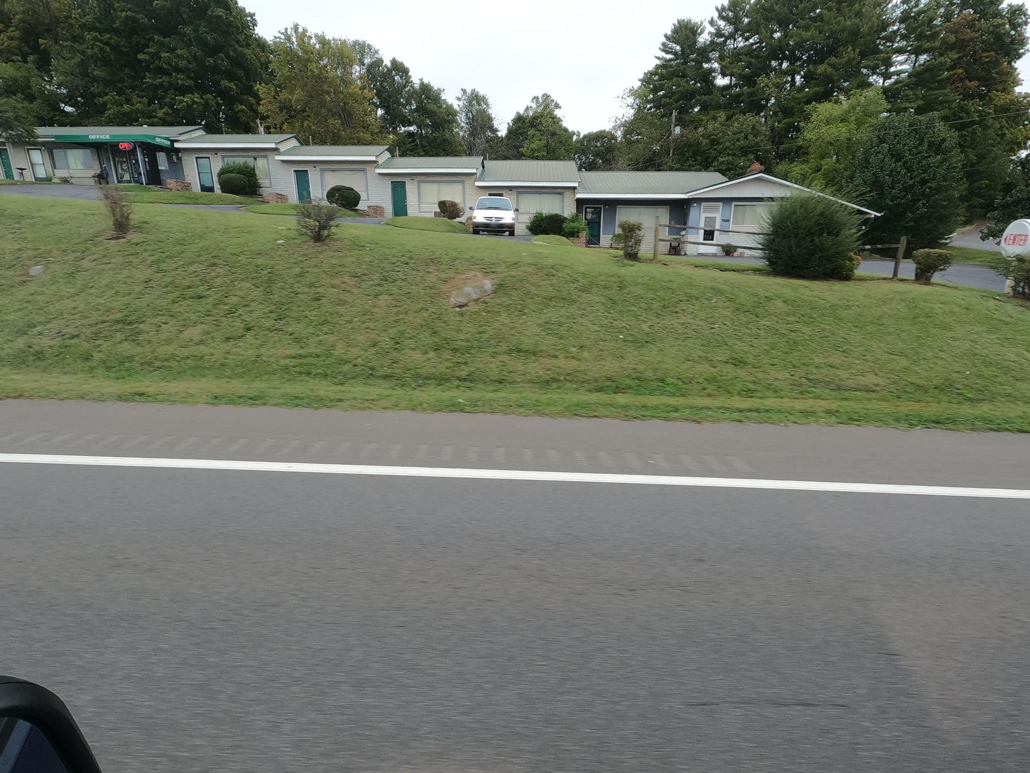 Street view near 11E motel, Jonesborough — © aidenrohde (CC BY-SA · Mapillary)