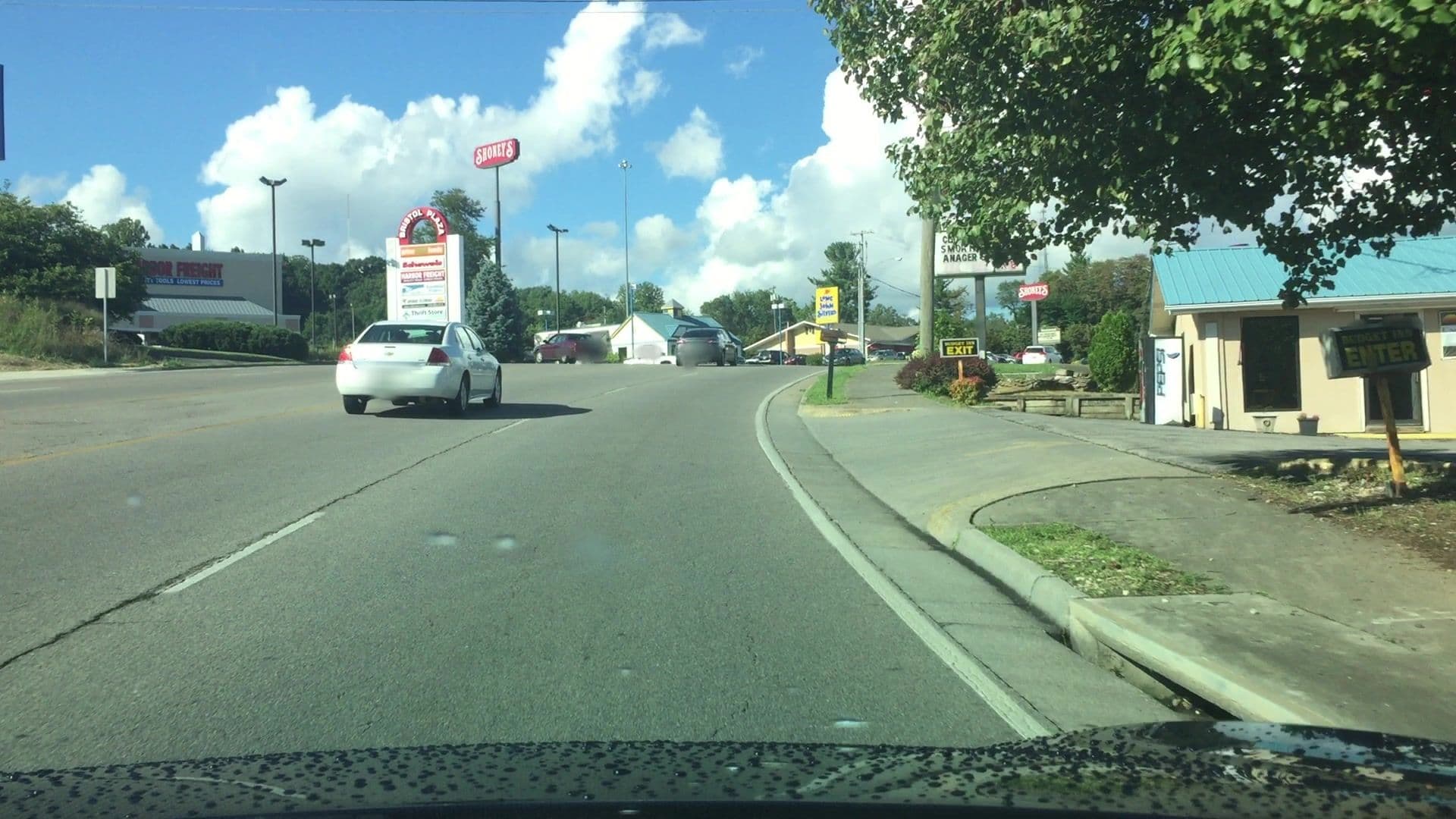 Street view near Budget Inn, Walnut Hill — © lvl5 (CC BY-SA · Mapillary)