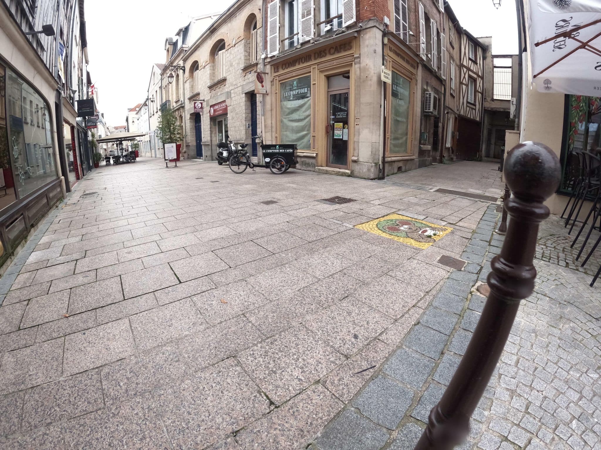 Street view near Le Renard, Châlons-en-Champagne — © vinisa (CC BY-SA · Mapillary)