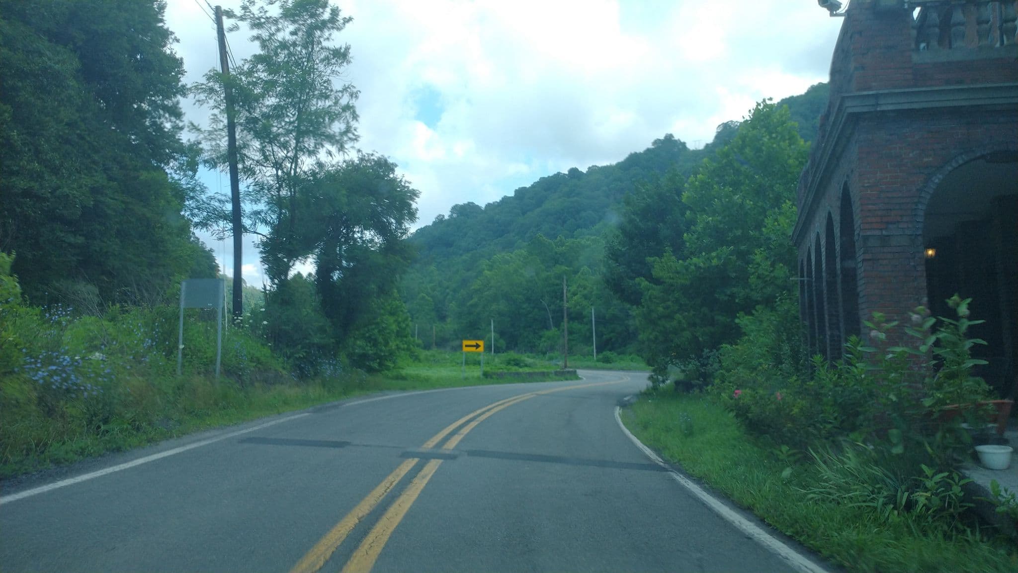 Street view near Elkhorn Inn & Theatre, Welch — © sneas (CC BY-SA · Mapillary)