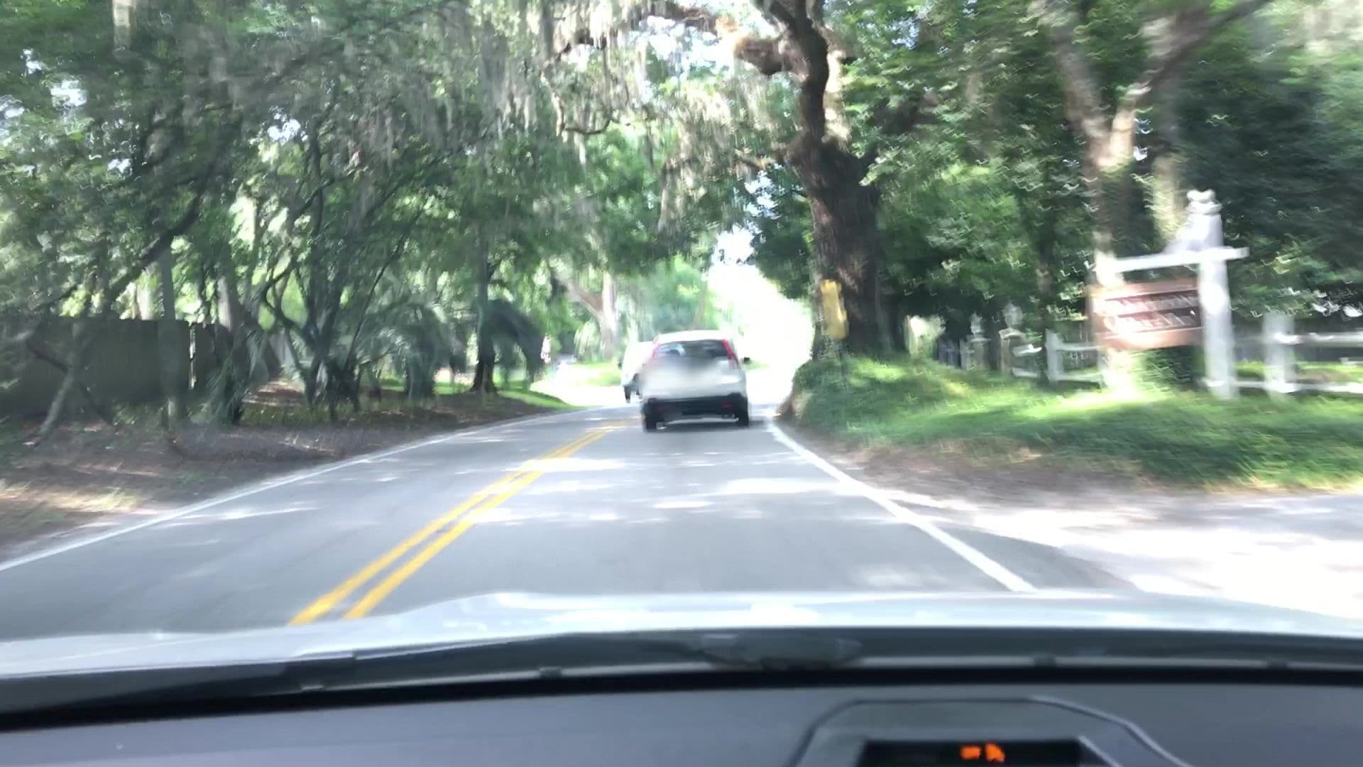 Street view near Plantation Oaks Inn, Mount Pleasant — © lvl5 (CC BY-SA · Mapillary)