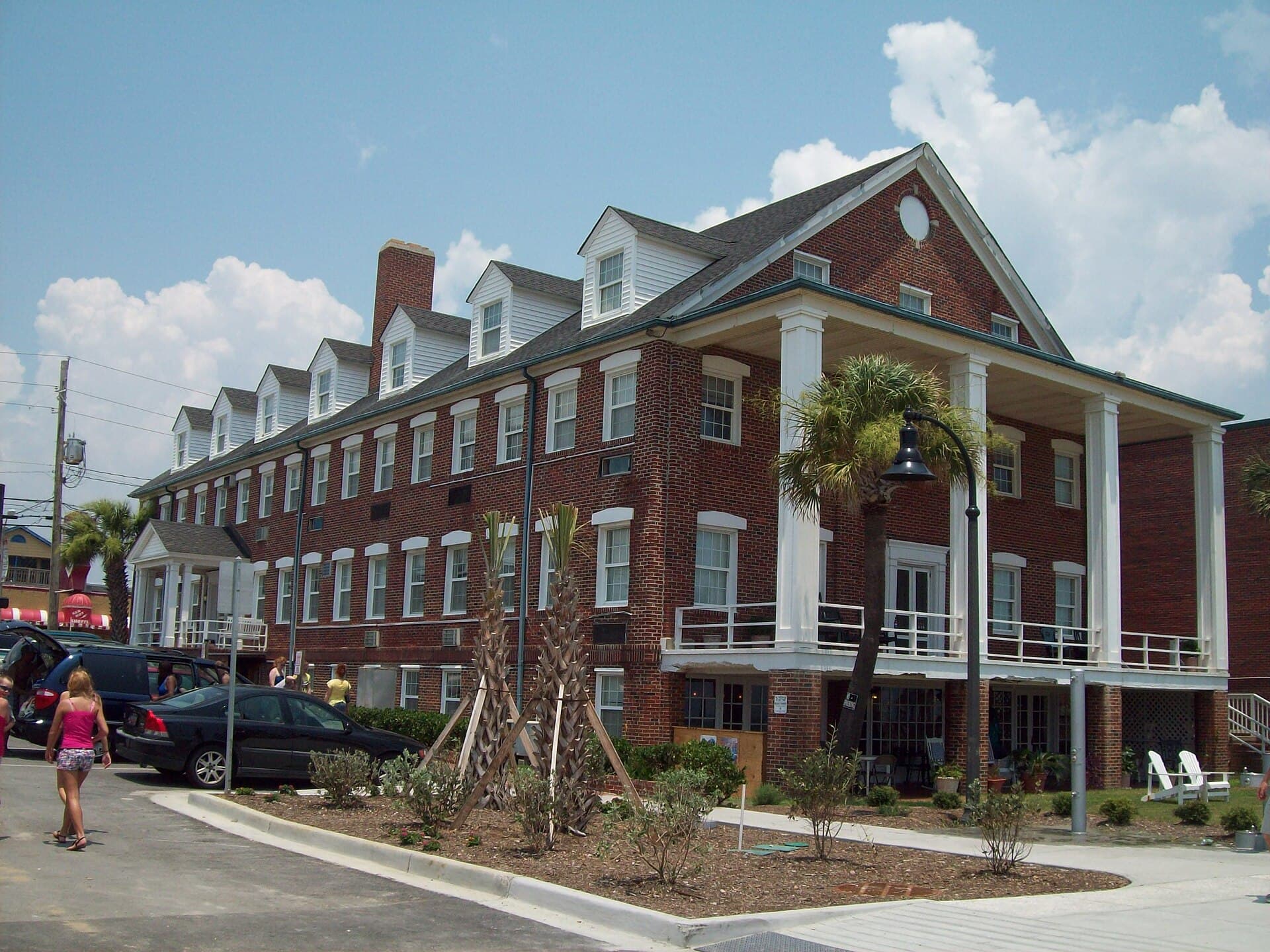Chesterfield Inn (via Wikimedia Commons, Public domain)